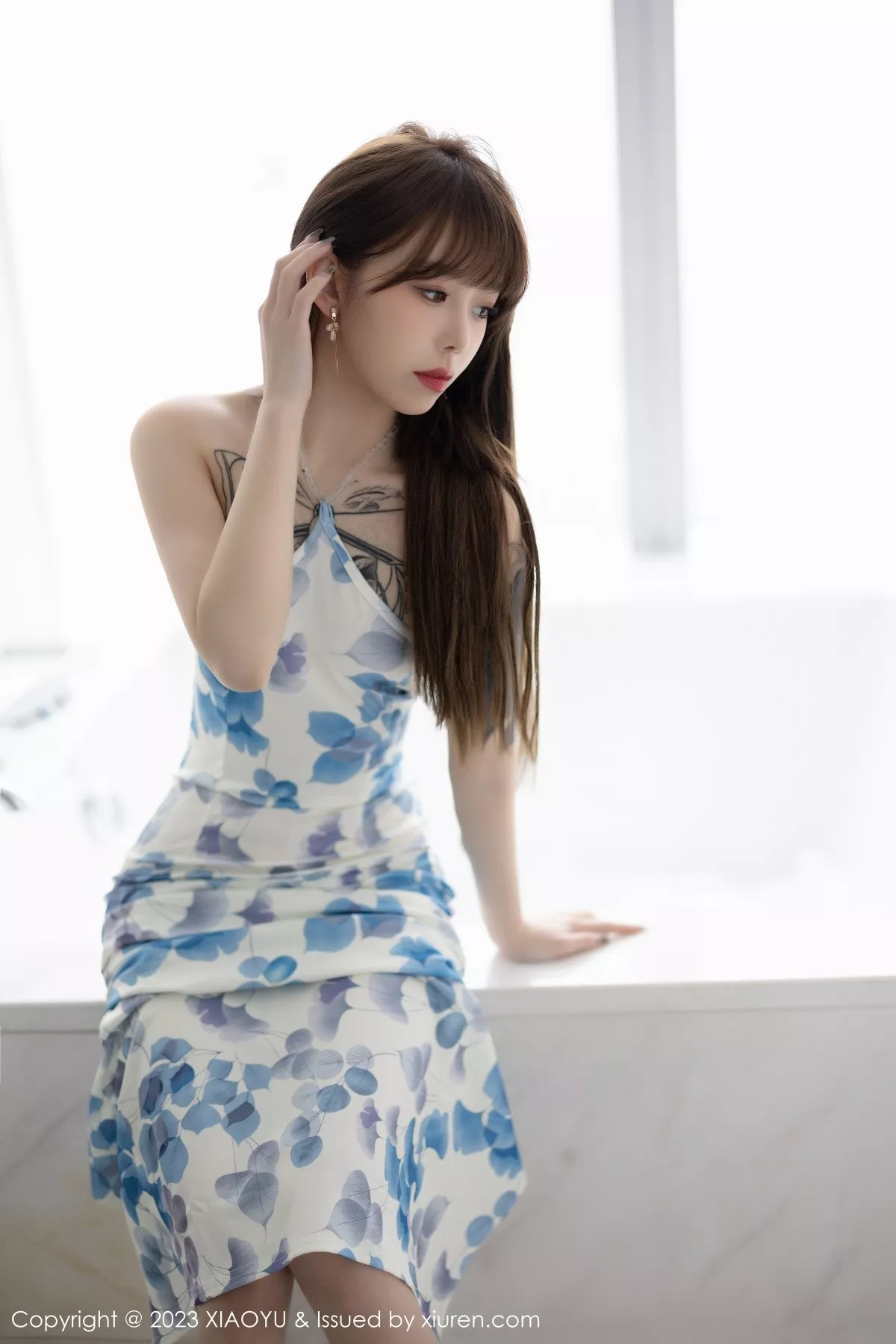 秀人集.com_[XiaoYu画语界]Vol.985_模特奶瓶性感白色图案连衣长裙配开档肉丝露浅色内衣诱惑写真84P