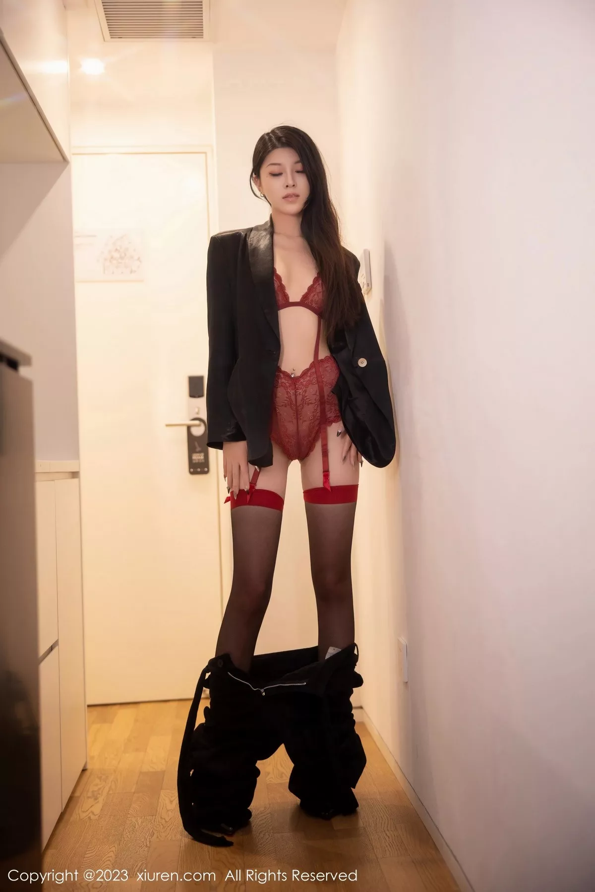 秀人集.com_[XiuRen秀人网]No.6409_新人模特四月月脱深色西服露红色蕾丝内衣配黑丝吊袜诱惑写真76P