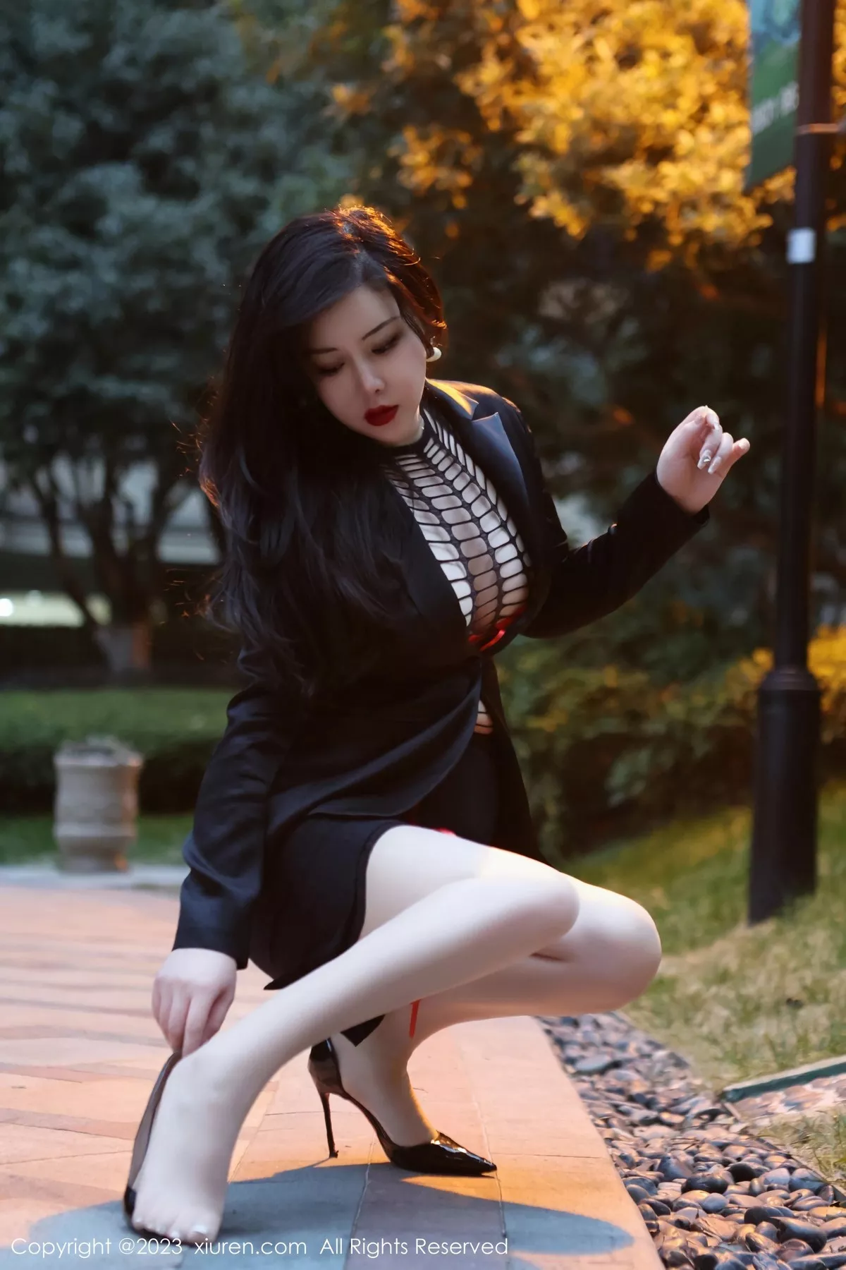 秀人集.com_[XiuRen秀人网]No.6421_模特王婉悠Queen性感浅黑色OL服露红色情趣内衣丰满诱惑写真93P