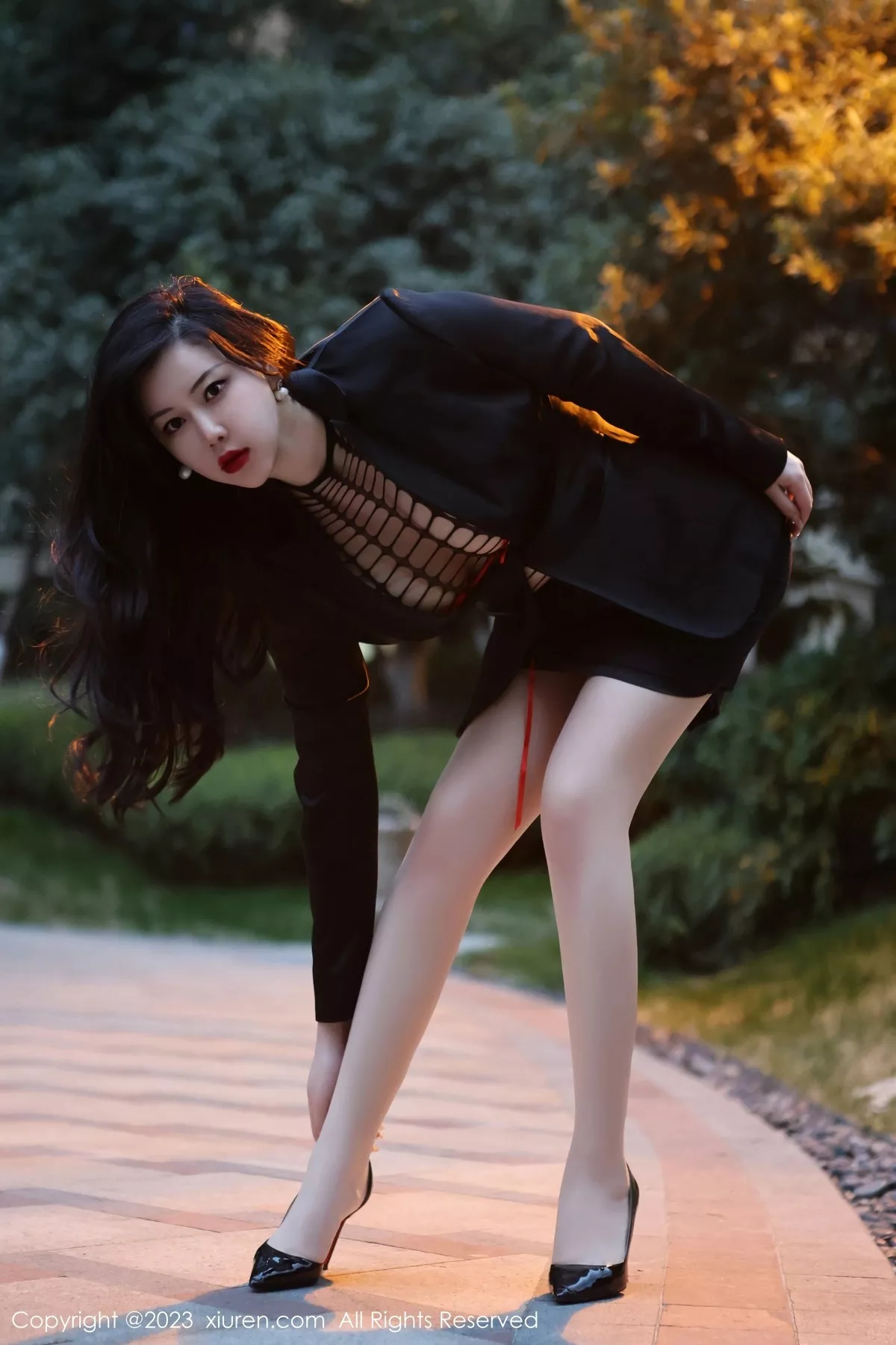 秀人集.com_[XiuRen秀人网]No.6421_模特王婉悠Queen性感浅黑色OL服露红色情趣内衣丰满诱惑写真93P