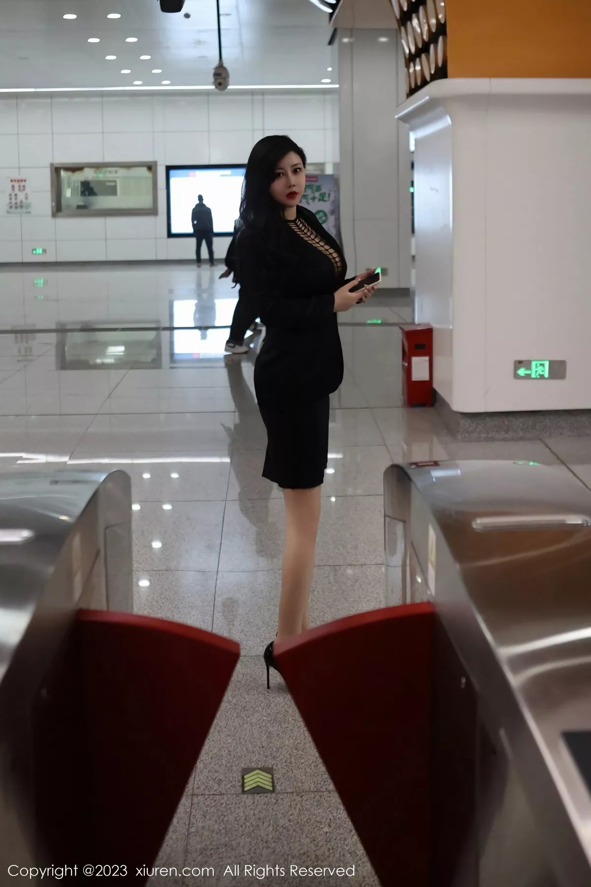 秀人集.com_[XiuRen秀人网]No.6421_模特王婉悠Queen性感浅黑色OL服露红色情趣内衣丰满诱惑写真93P