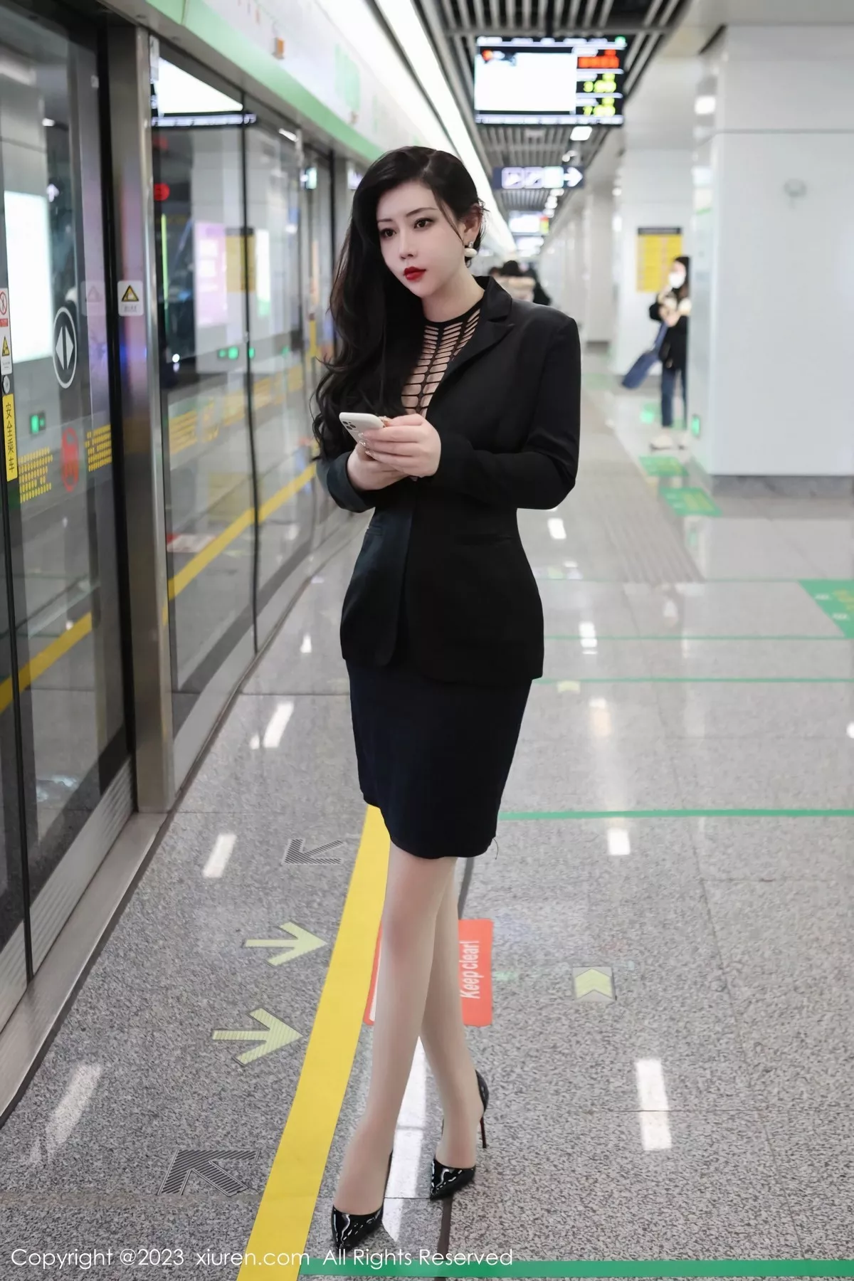 秀人集.com_[XiuRen秀人网]No.6421_模特王婉悠Queen性感浅黑色OL服露红色情趣内衣丰满诱惑写真93P