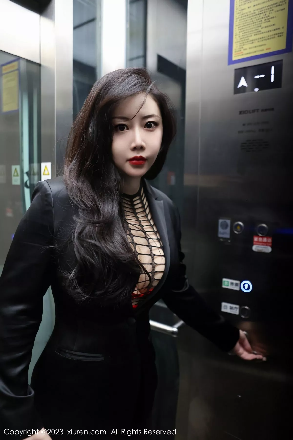 秀人集.com_[XiuRen秀人网]No.6421_模特王婉悠Queen性感浅黑色OL服露红色情趣内衣丰满诱惑写真93P