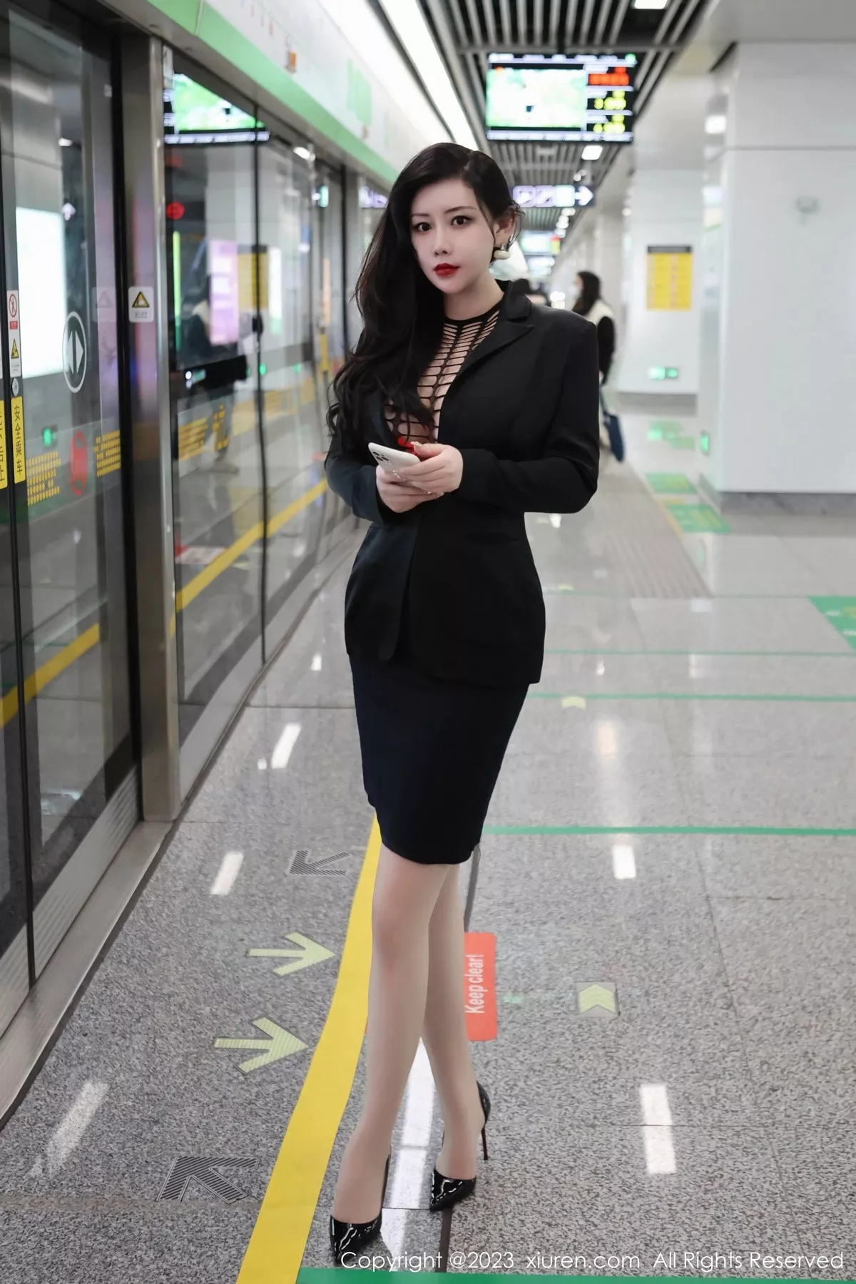 秀人集.com_[XiuRen秀人网]No.6421_模特王婉悠Queen性感浅黑色OL服露红色情趣内衣丰满诱惑写真93P