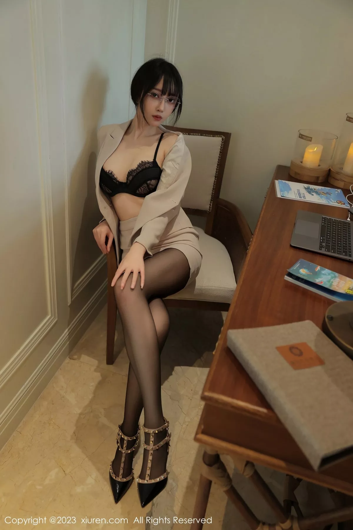 秀人集.com_[XiuRen秀人网]No.6428_模特玥儿玥er脱浅色Ol服饰露黑色蕾丝内衣配超薄黑丝魅惑写真56P