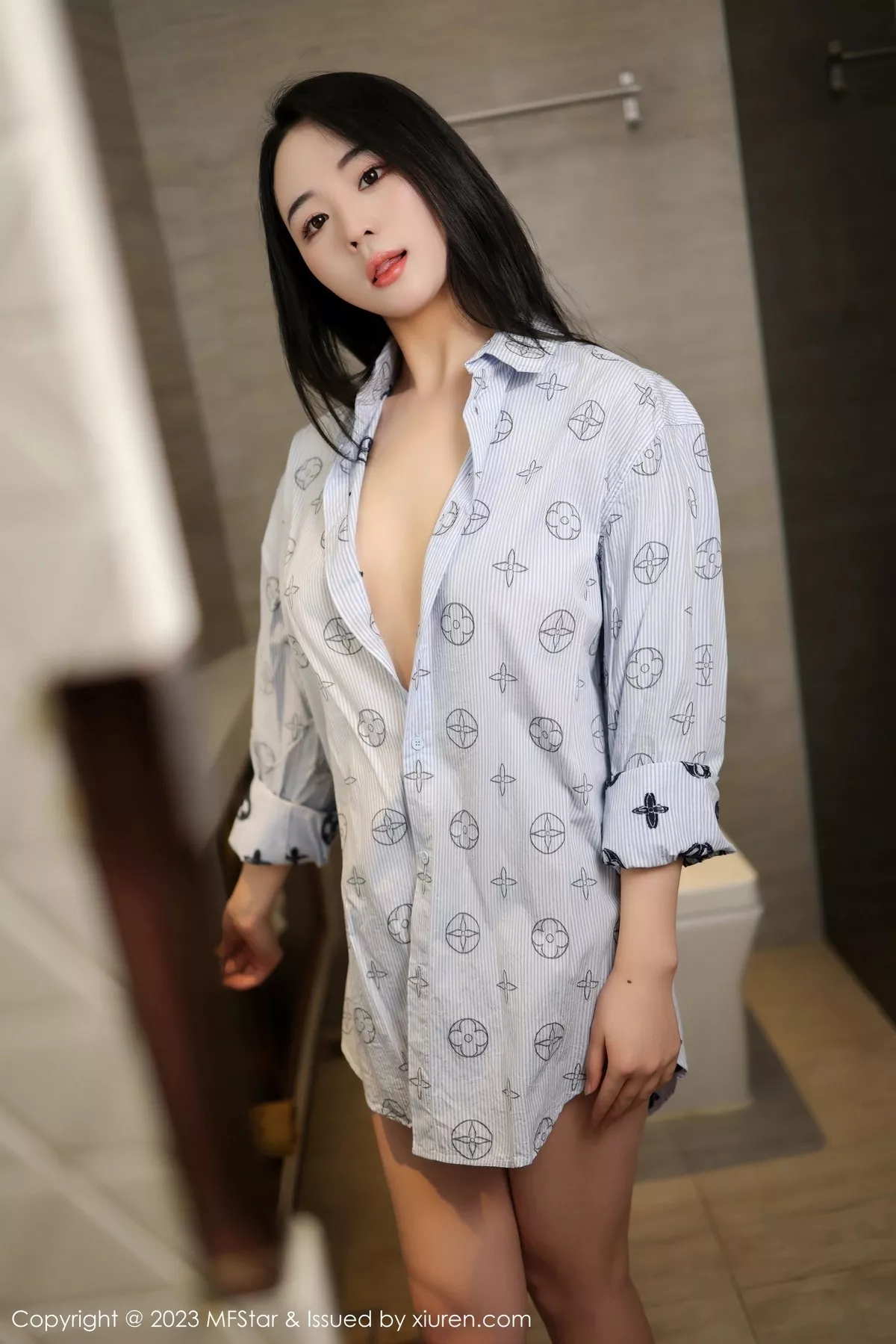 秀人集.com_[MFStar模范学院]Vol.595_模特汐汐爱吃草莓私房性感浅灰色上衣半脱秀完美身材诱惑写真65P