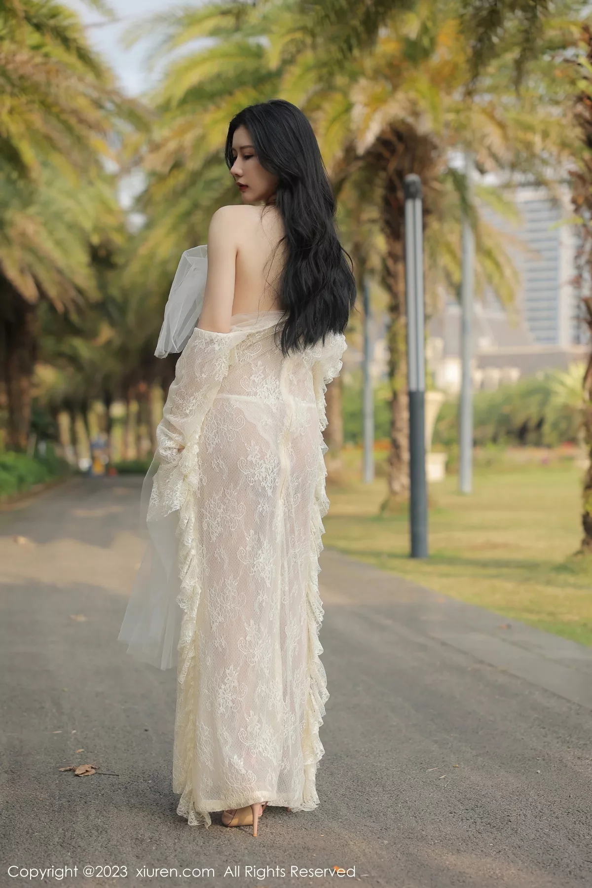 秀人集.com_[XiuRen秀人网]No.6303_模特尹甜甜海南旅拍性感白色蕾丝婚纱透视秀完美身材诱惑写真54P