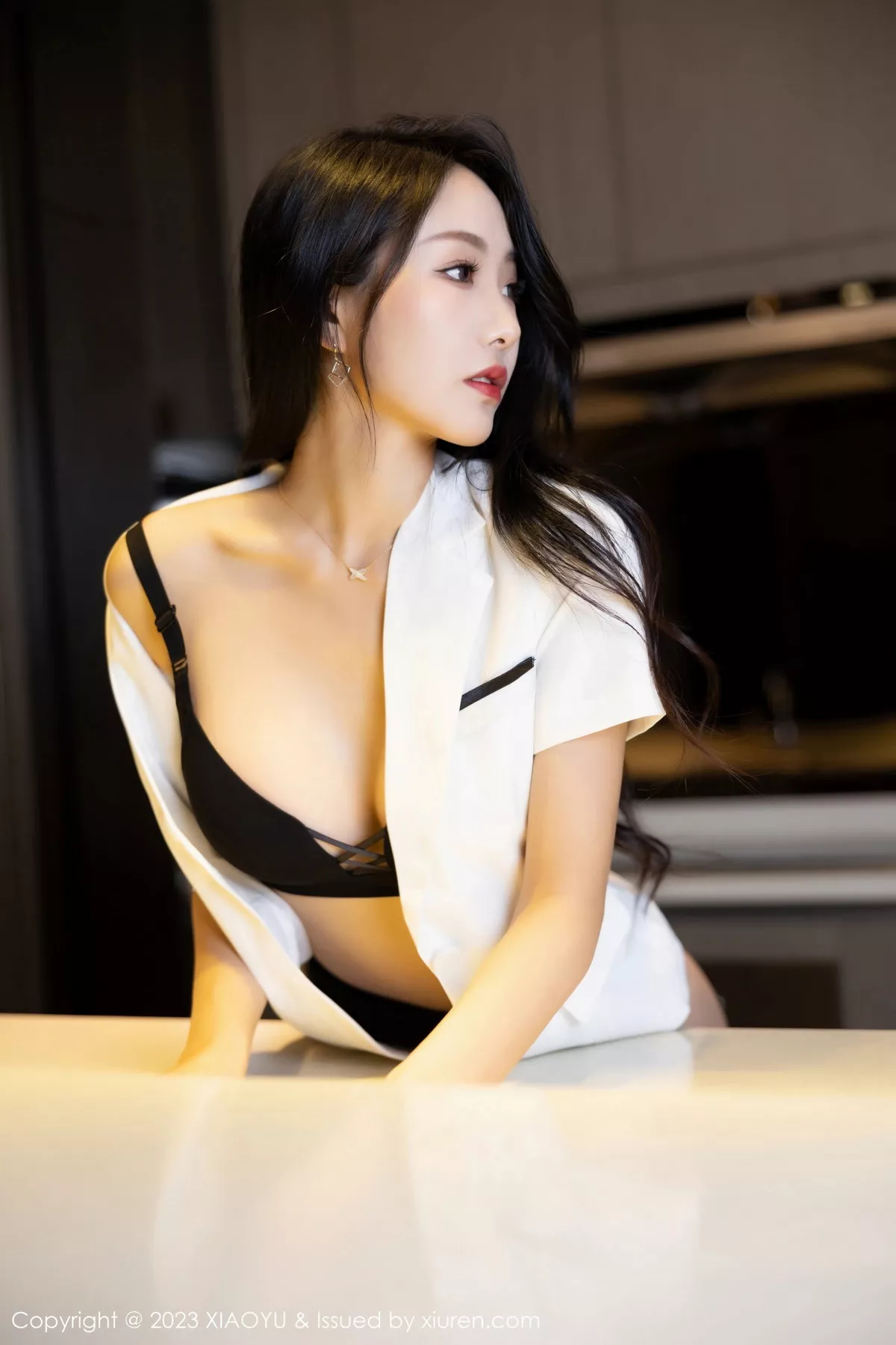 秀人集.com_[XiaoYu画语界]Vol.971_模特苏苏阿白上衣配黑短裙露黑色内衣配黑丝吊袜迷人诱惑写真81P