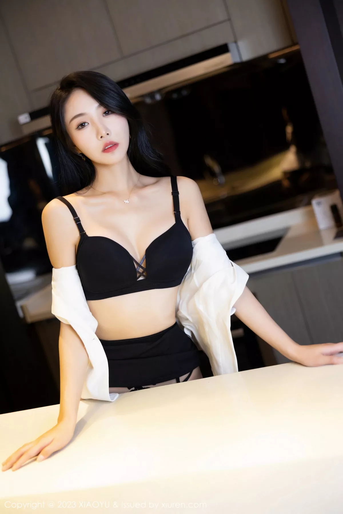 秀人集.com_[XiaoYu画语界]Vol.971_模特苏苏阿白上衣配黑短裙露黑色内衣配黑丝吊袜迷人诱惑写真81P