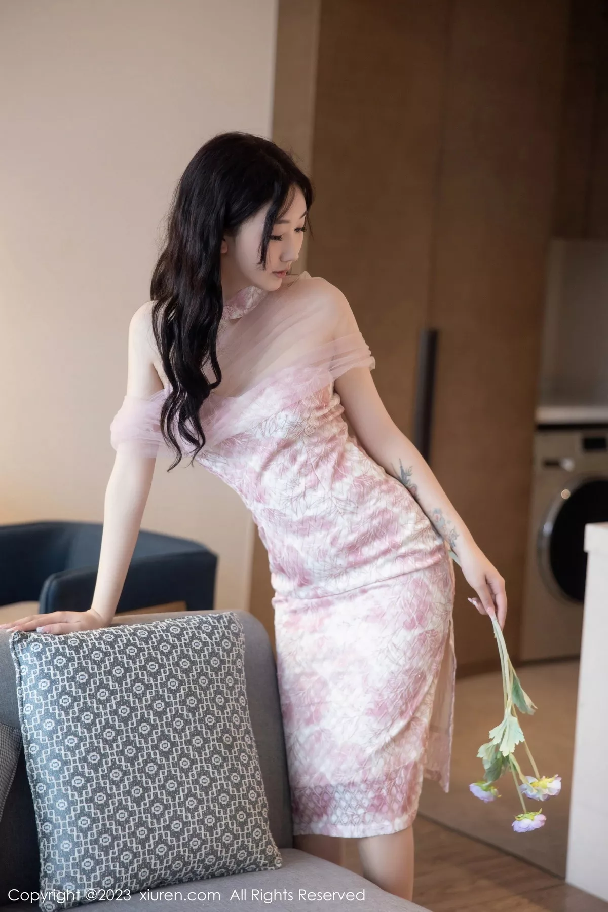 秀人集.com_[XiuRen秀人网]No.6313_模特江真真性感粉色露肩连衣短裙配超薄无内肉丝惹火诱惑写真76P