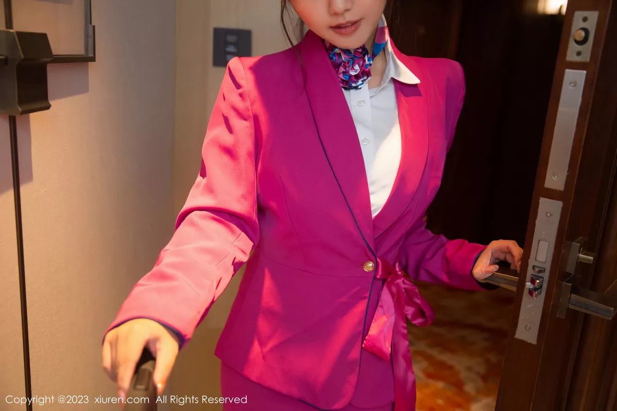 秀人集.com_[XiuRen秀人网]No.6318_模特张思允Nice脱玫红空姐制服露蕾丝内衣配无内黑丝诱惑写真81P