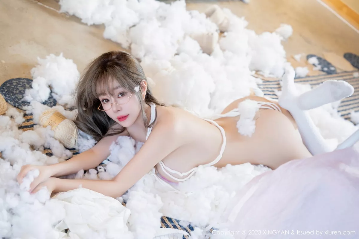 秀人集.com_[XINGYAN星颜社]VOL.175_女神王雨纯居家女友装扮性感白色真空服饰秀惹火身材诱惑写真80P