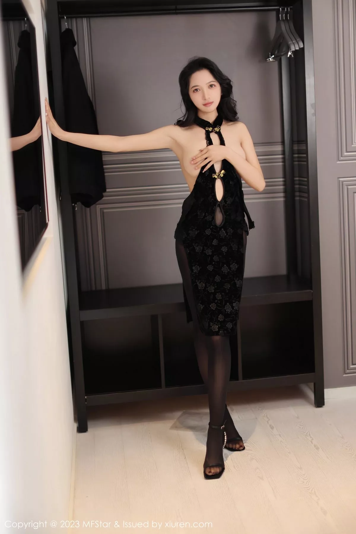 秀人集.com_[MFStar模范学院]Vol.599_新人模特茜茜Kimi黑色开胸服饰配超薄黑丝秀完美身材诱惑写真61P