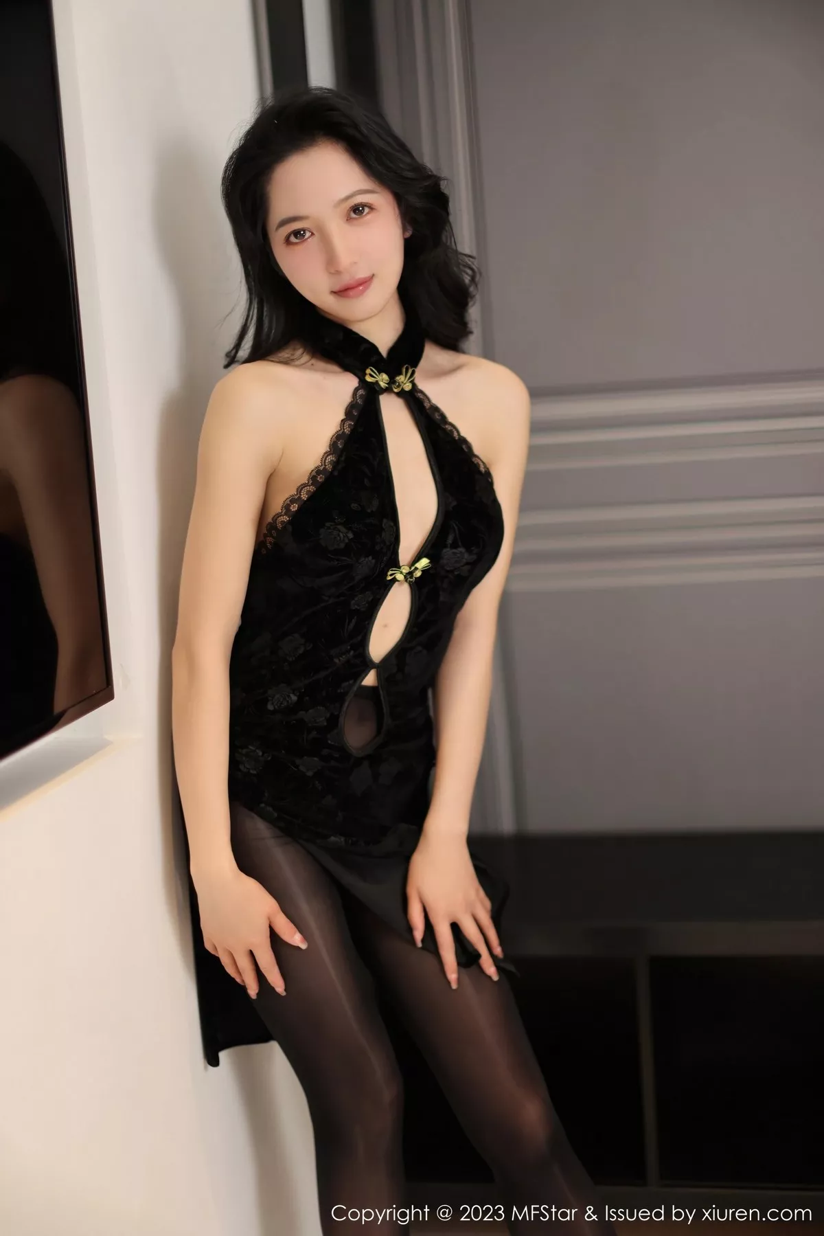 秀人集.com_[MFStar模范学院]Vol.599_新人模特茜茜Kimi黑色开胸服饰配超薄黑丝秀完美身材诱惑写真61P