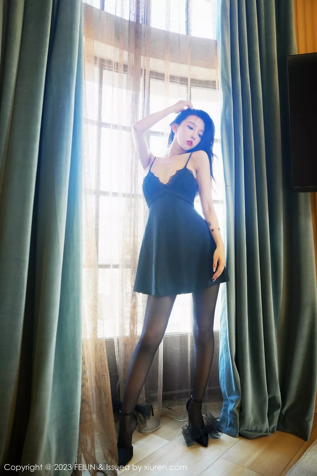 秀人集.com_[FeiLin嗲囡囡]VOL.466_女神冯木木LRIS黑色情趣吊带裙配超薄黑丝秀惹火身材诱惑写真85P