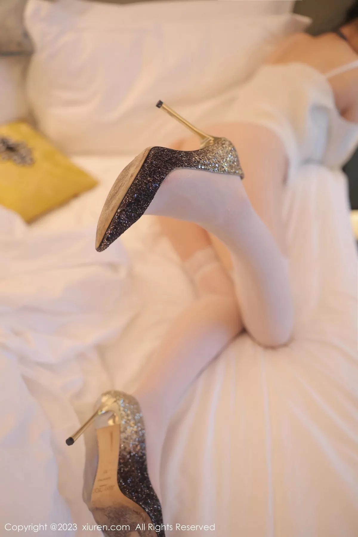 秀人集.com_[XiuRen秀人网]No.6484_模特诗诗kiki白色露肩上衣配黑短裙露性感白色内衣迷人诱惑写真82P