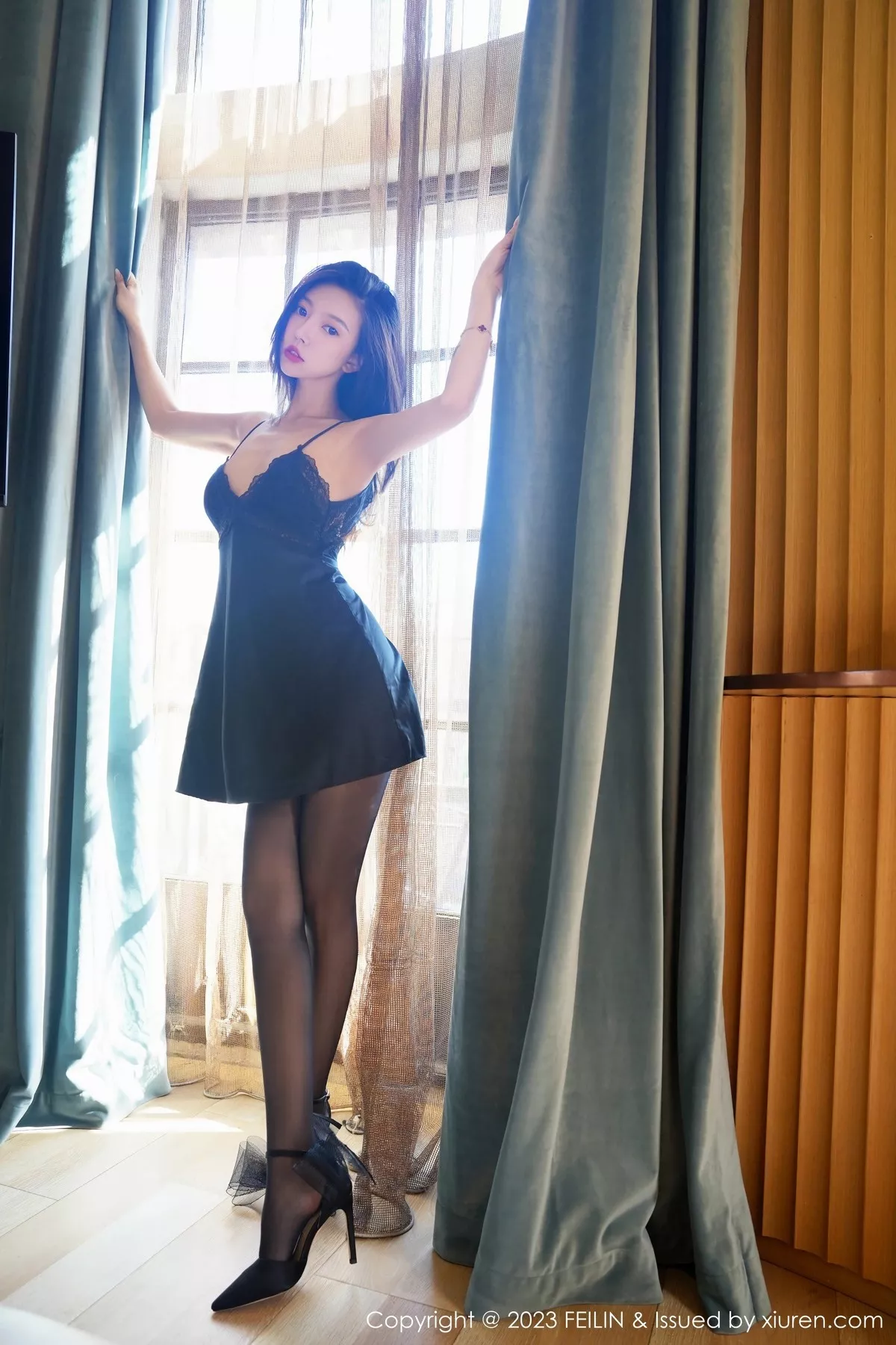 秀人集.com_[FeiLin嗲囡囡]VOL.466_女神冯木木LRIS黑色情趣吊带裙配超薄黑丝秀惹火身材诱惑写真85P