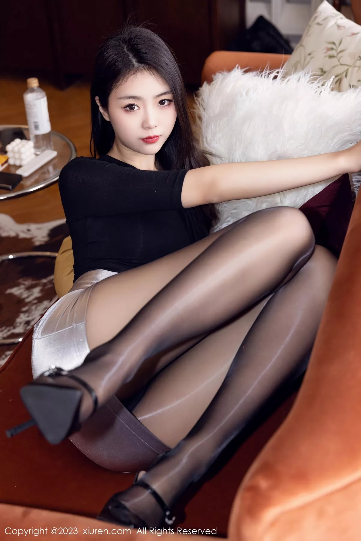 秀人集.com_[XiuRen秀人网]No.6493_模特可乐Vicky性感黑上衣配银色短裙露闪亮黑丝秀美腿诱惑写真70P