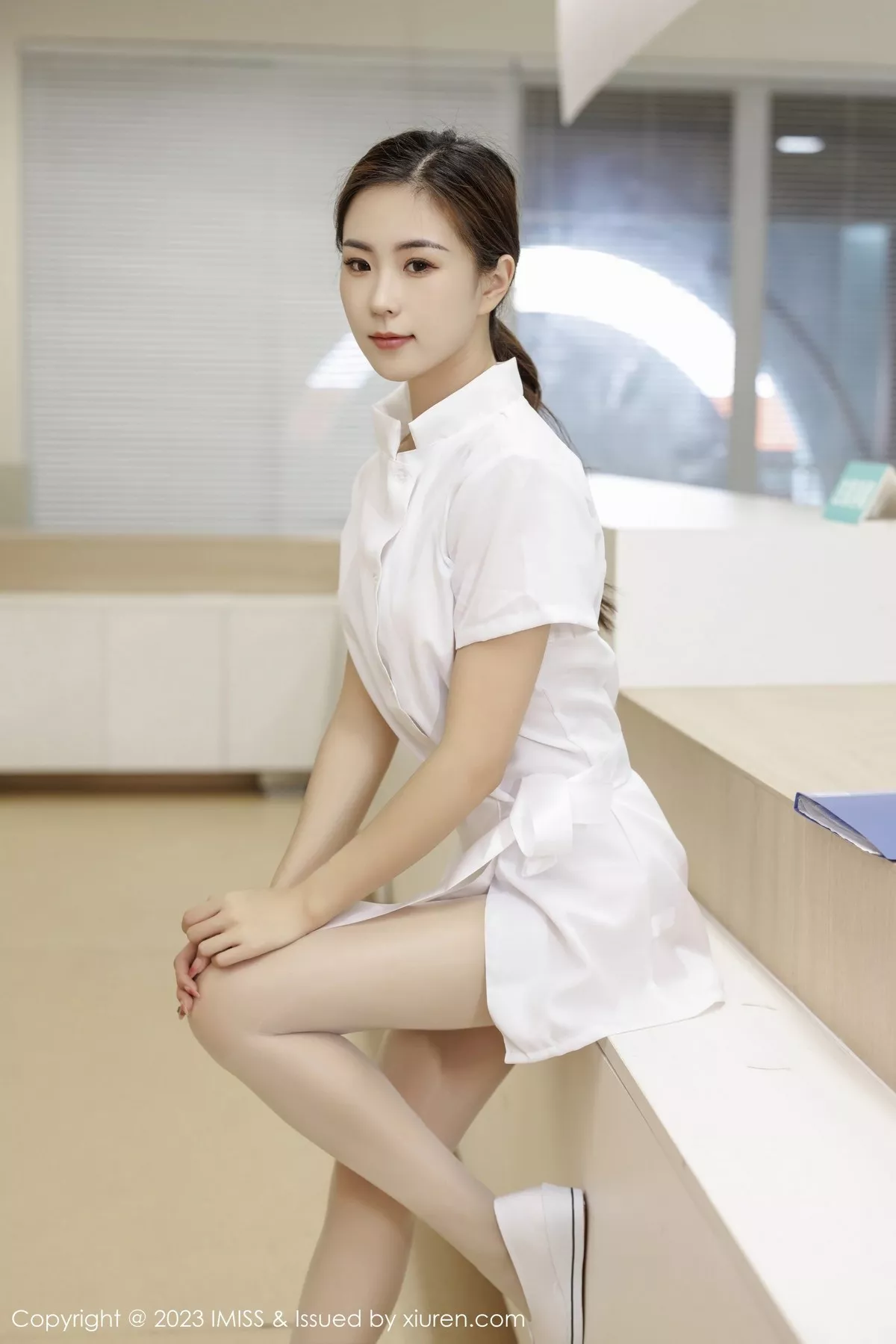 秀人集.com_[IMISS爱蜜社]Vol.726_模特杨紫嫣candy性感白色护士服露浅色内衣配原色丝袜诱惑写真61P