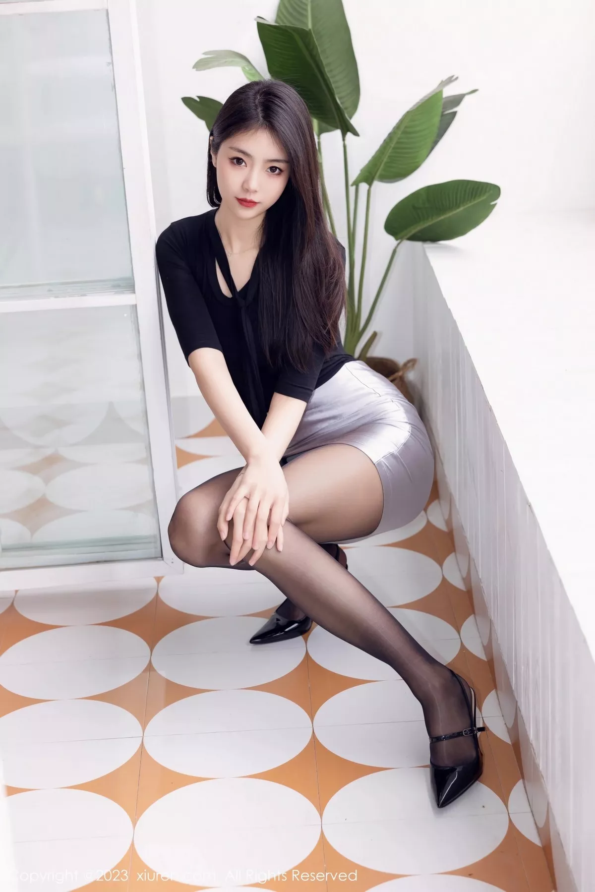 秀人集.com_[XiuRen秀人网]No.6493_模特可乐Vicky性感黑上衣配银色短裙露闪亮黑丝秀美腿诱惑写真70P