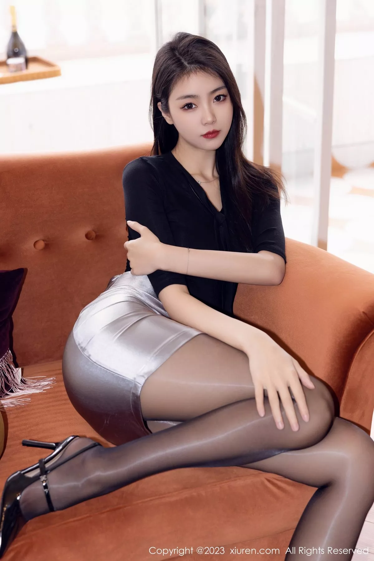 秀人集.com_[XiuRen秀人网]No.6493_模特可乐Vicky性感黑上衣配银色短裙露闪亮黑丝秀美腿诱惑写真70P