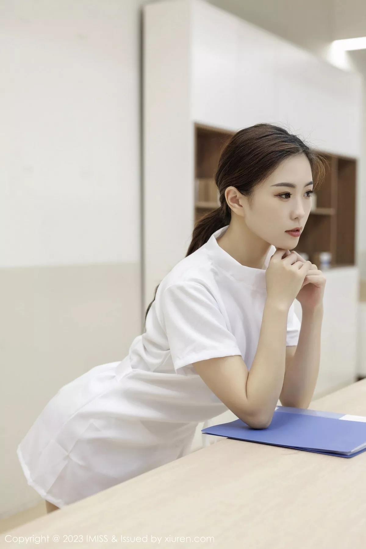 秀人集.com_[IMISS爱蜜社]Vol.726_模特杨紫嫣candy性感白色护士服露浅色内衣配原色丝袜诱惑写真61P