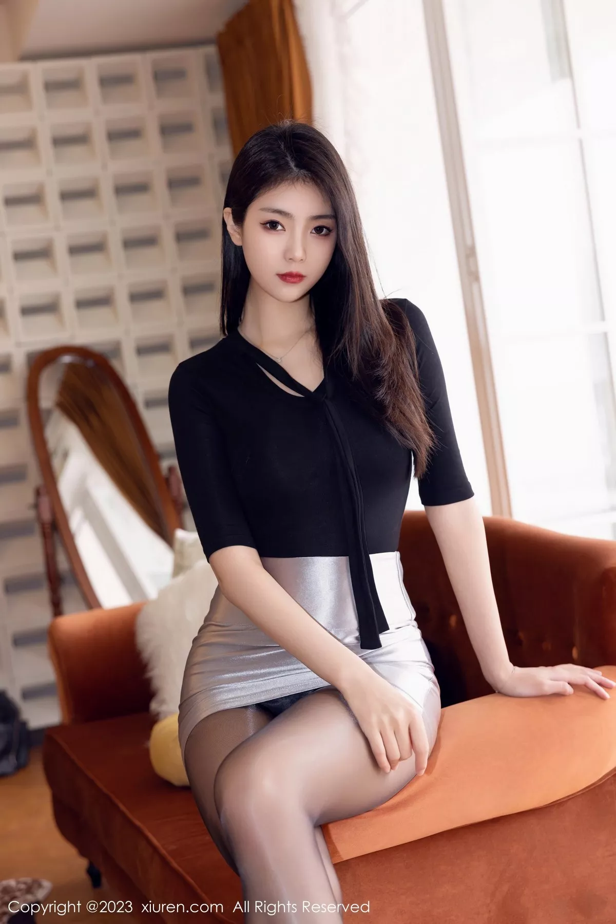 秀人集.com_[XiuRen秀人网]No.6493_模特可乐Vicky性感黑上衣配银色短裙露闪亮黑丝秀美腿诱惑写真70P