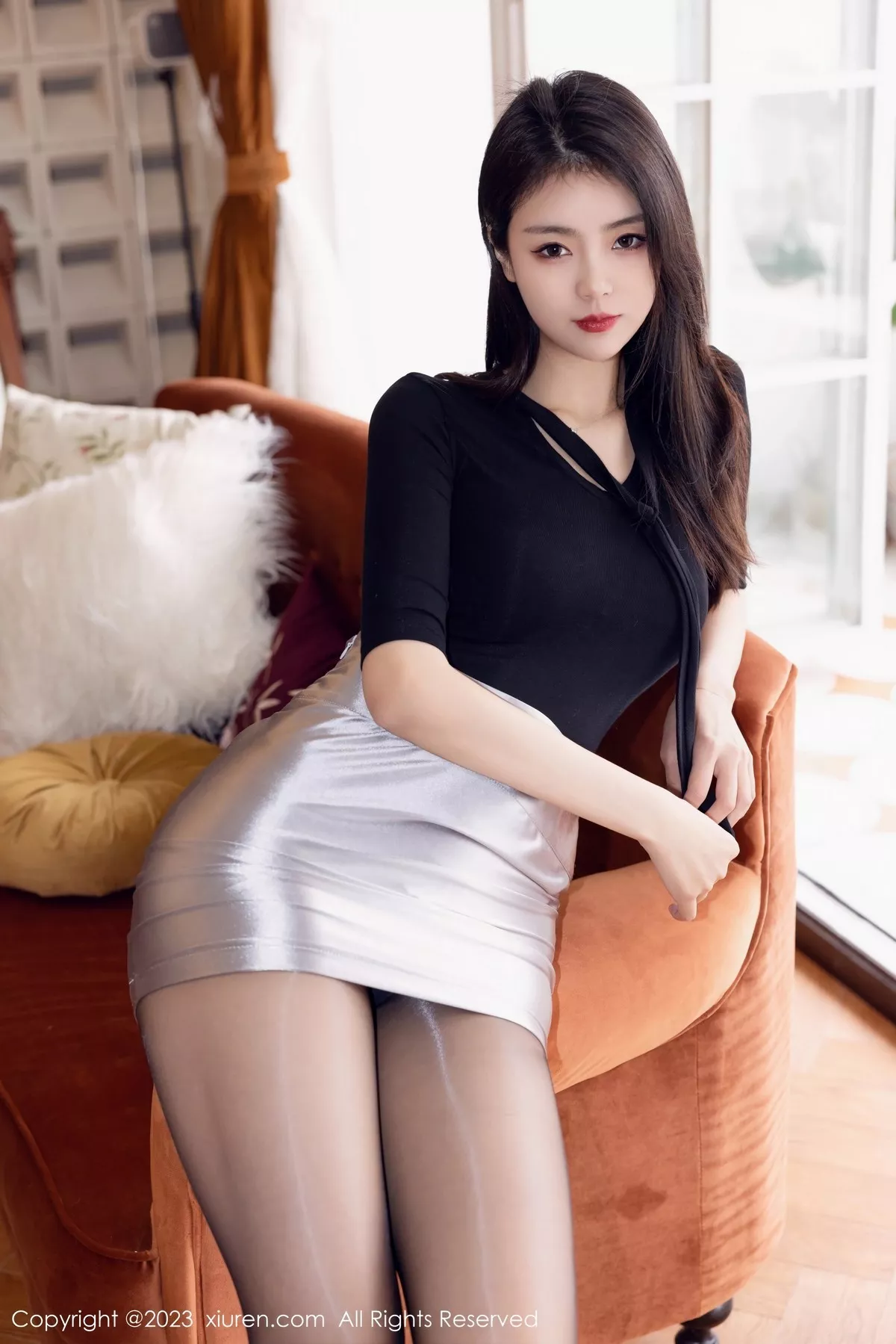 秀人集.com_[XiuRen秀人网]No.6493_模特可乐Vicky性感黑上衣配银色短裙露闪亮黑丝秀美腿诱惑写真70P