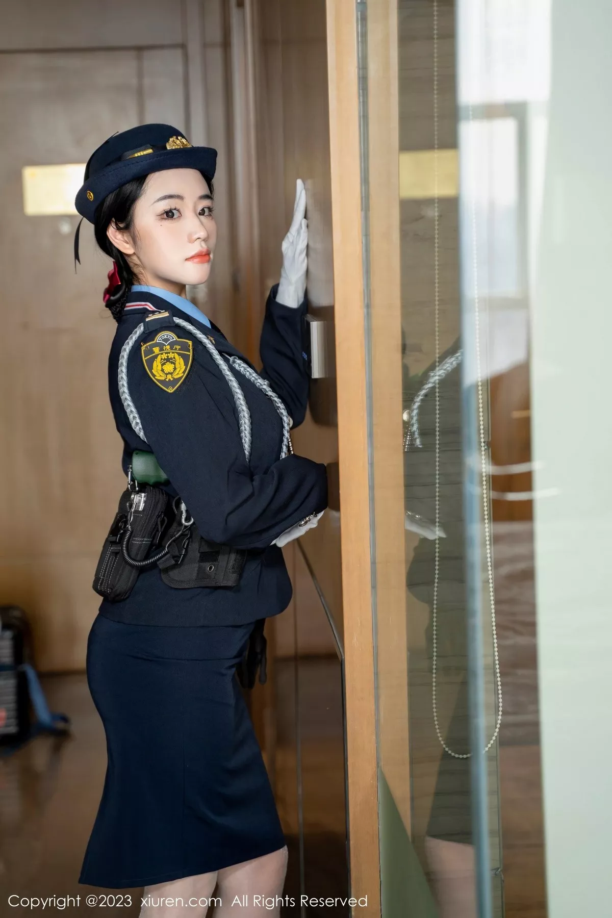 秀人集.com_[XiuRen秀人网]No.6497_模特汐汐爱吃草莓脱搜查官制服露性感内衣秀丰满身材诱惑写真85P