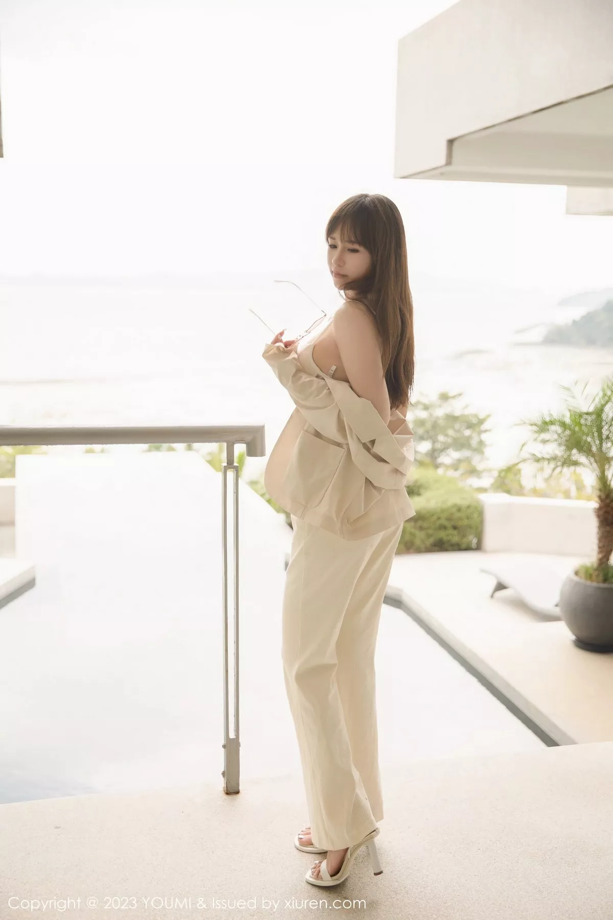 秀人集.com_[YouMi尤蜜荟]Vol.921_模特icy猪脱简约浅色服露白色蕾丝内衣秀凹凸身材撩人诱惑写真65P