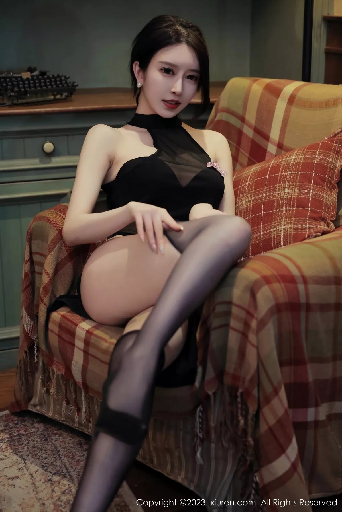 秀人集.com_[XiuRen秀人网]No.6498_模特玉兔miki私房性感黑色服饰配黑丝袜秀翘臀美腿迷人诱惑写真55P