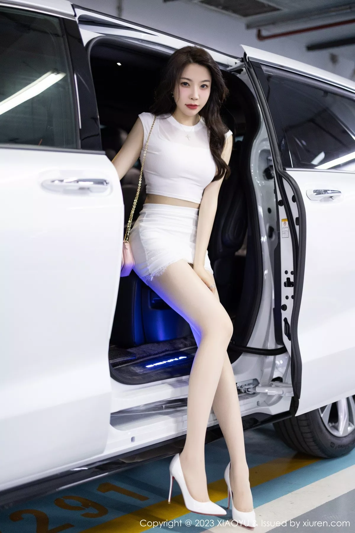 秀人集.com_[XiaoYu画语界]Vol.998_女神徐莉芝Booty白色短款上衣配白短裙露性感蕾丝内衣诱惑写真86P