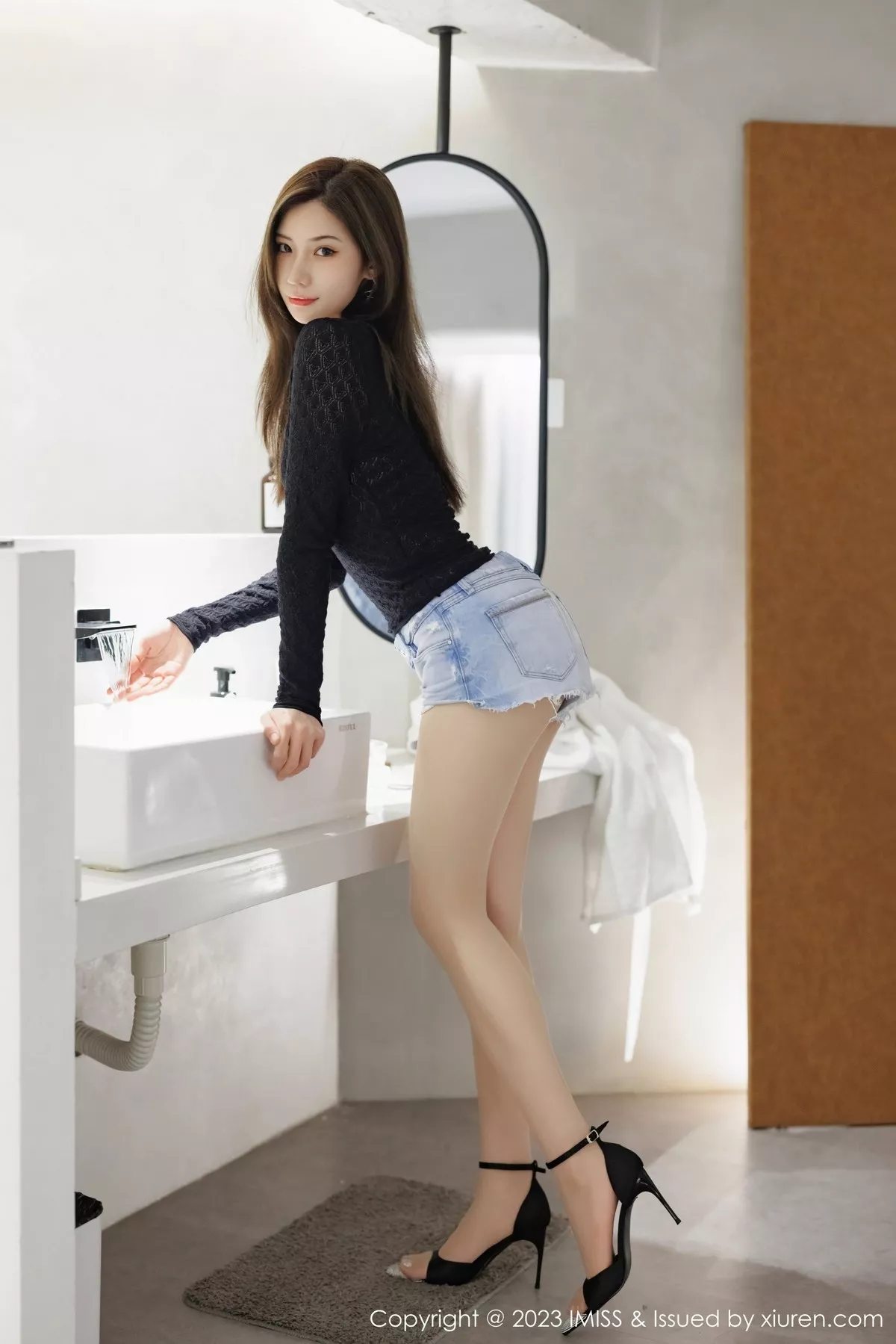 秀人集.com_[IMISS爱蜜社]Vol.727_女神小狐狸Kathryn黑色上衣配牛仔短裤露白色蕾丝内衣诱惑写真56P