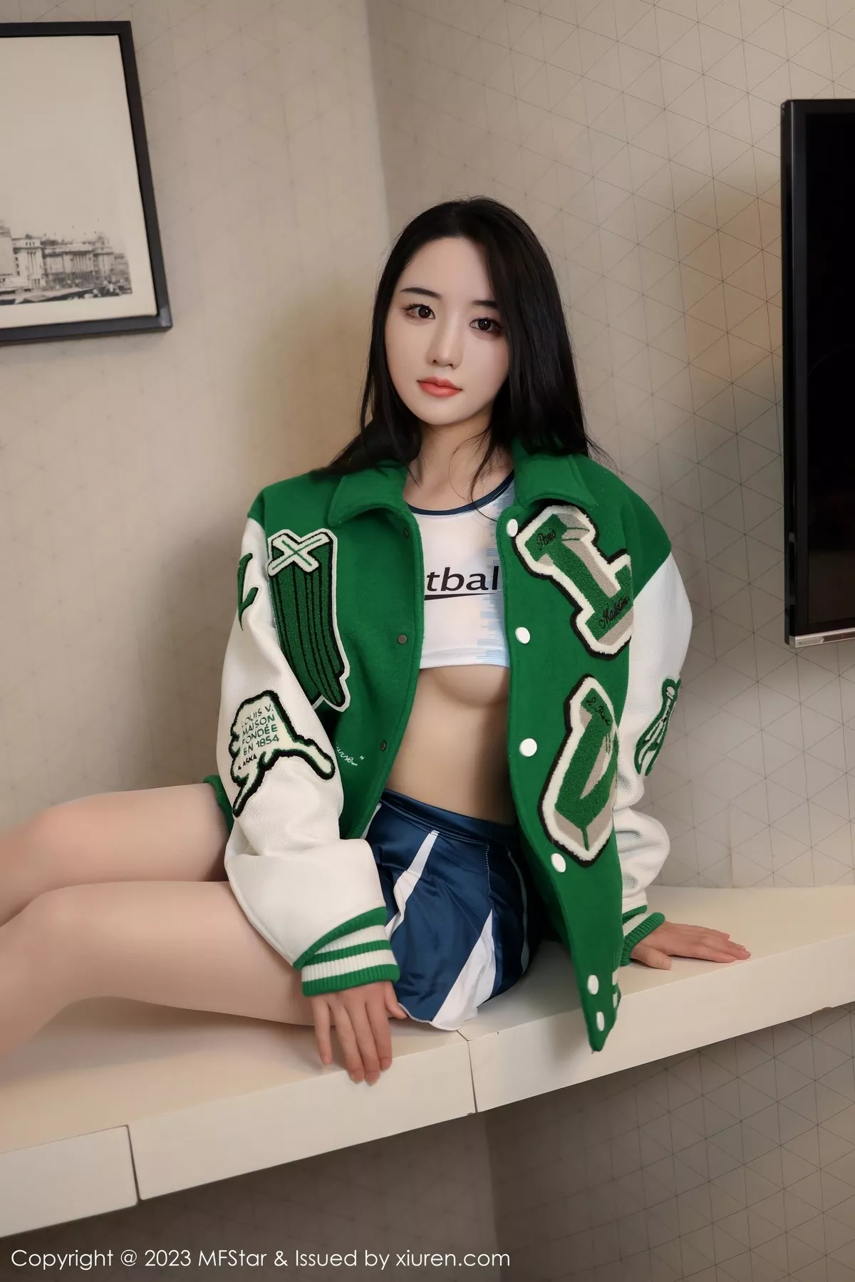 秀人集.com_[MFStar模范学院]Vol.602_模特汐汐爱吃草莓脱棒球服露蓝短裙配超薄肉丝秀翘臀诱惑写真52P