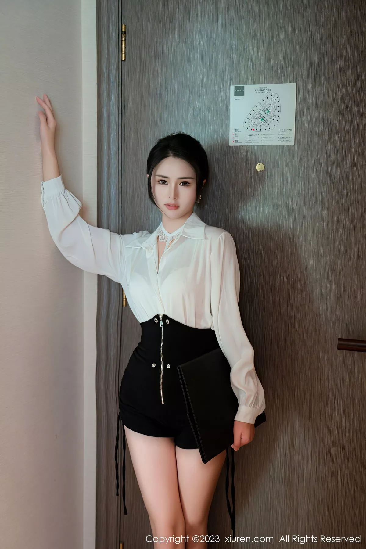 秀人集.com_[XiuRen秀人网]No.6520_模特艾希儿性感白T配黑短裙露白色蕾丝内衣秀曼妙身姿诱惑写真76P