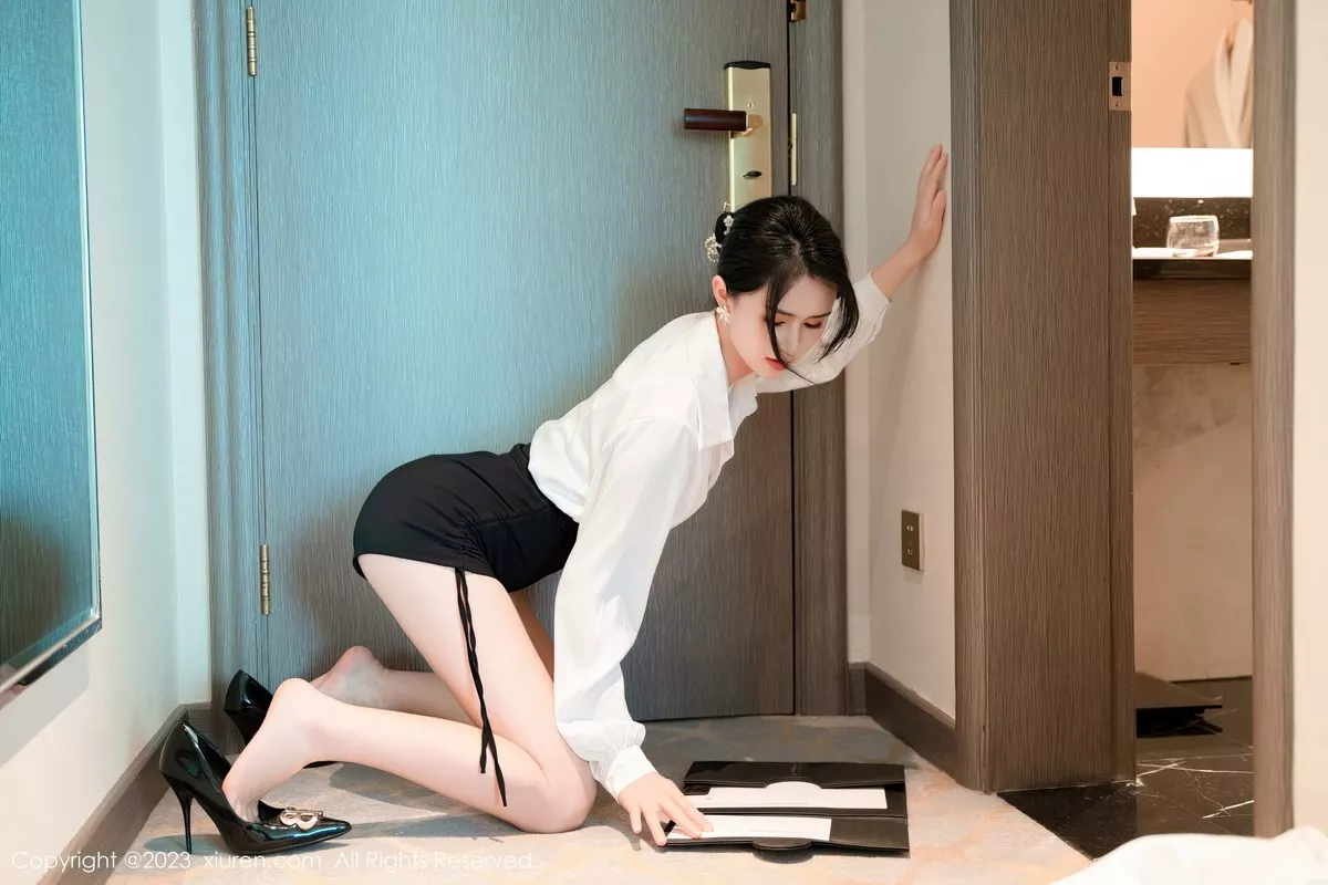 秀人集.com_[XiuRen秀人网]No.6520_模特艾希儿性感白T配黑短裙露白色蕾丝内衣秀曼妙身姿诱惑写真76P