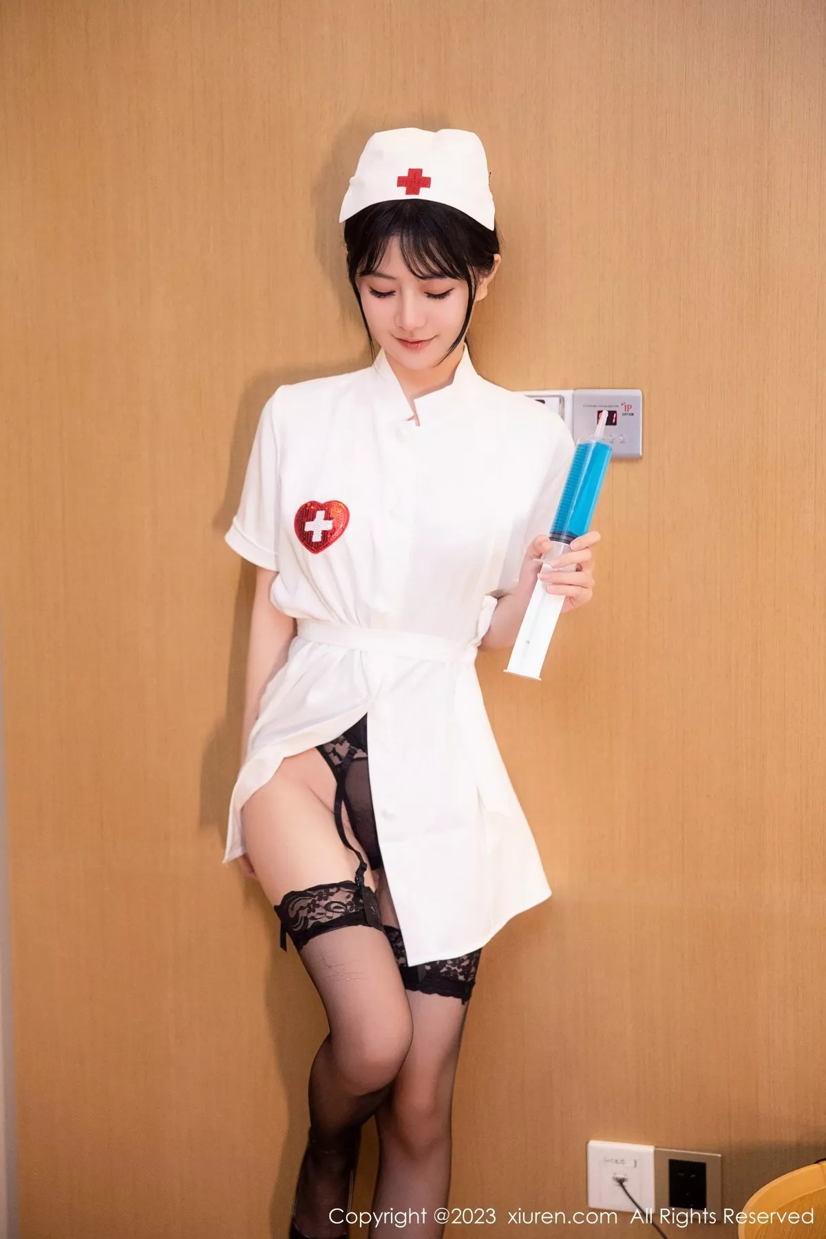 秀人集.com_[XiuRen秀人网]No.6525_模特谢小蒽半脱护士服露黑色蕾丝情趣内衣秀惹火身材诱惑写真91P