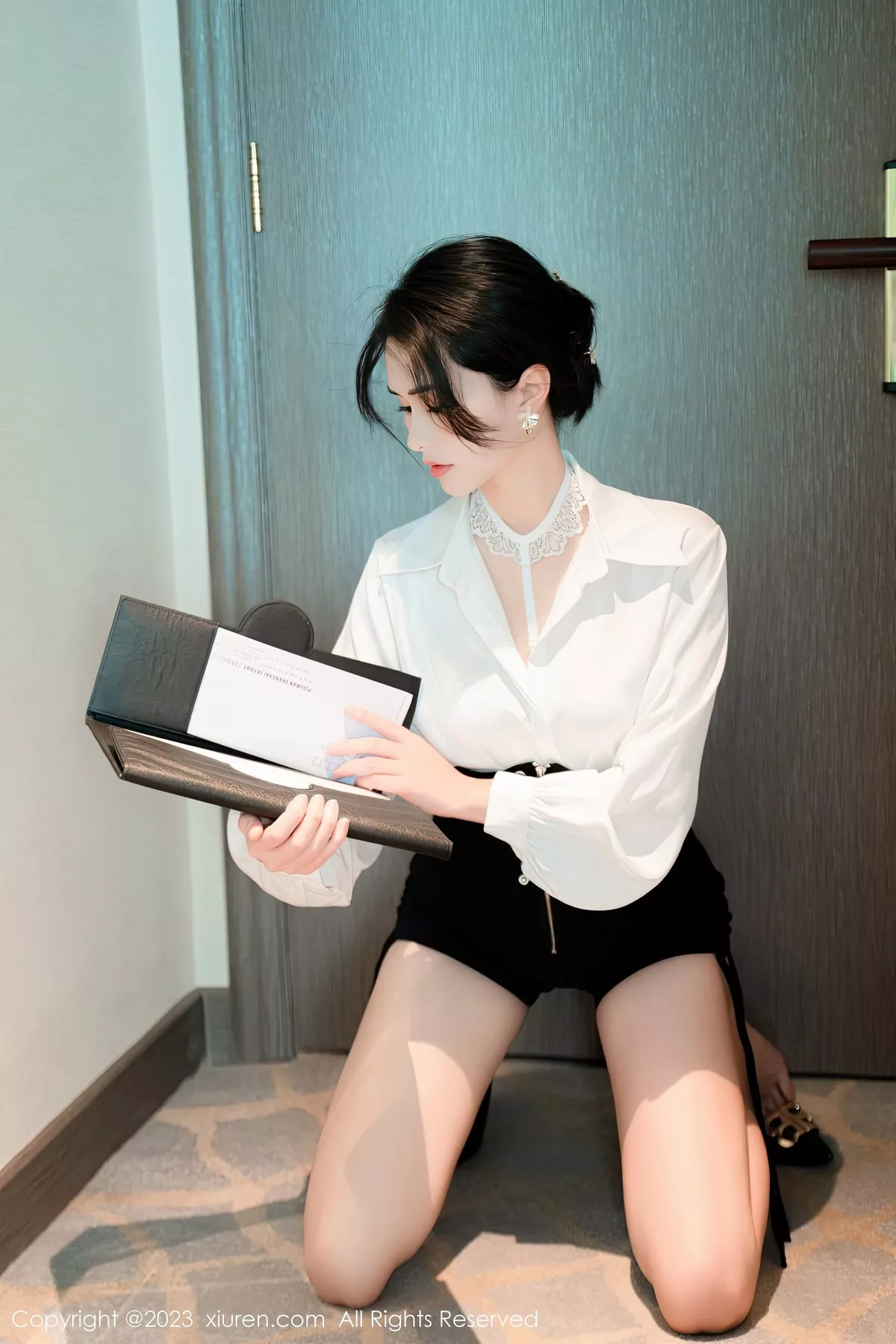 秀人集.com_[XiuRen秀人网]No.6520_模特艾希儿性感白T配黑短裙露白色蕾丝内衣秀曼妙身姿诱惑写真76P