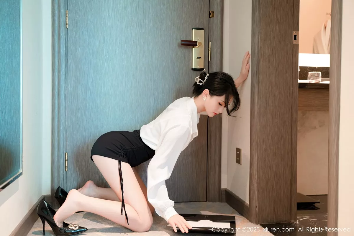 秀人集.com_[XiuRen秀人网]No.6520_模特艾希儿性感白T配黑短裙露白色蕾丝内衣秀曼妙身姿诱惑写真76P
