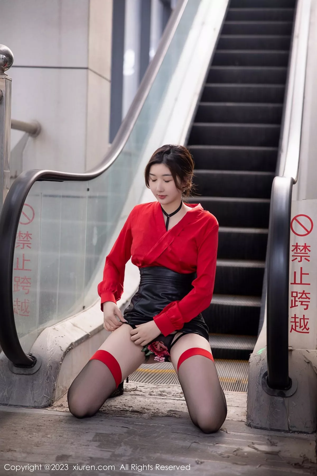 秀人集.com_[XiuRen秀人网]No.6529_模特江真真红色上衣配黑色短裙露花式内衣秀丰满身材诱惑写真88P