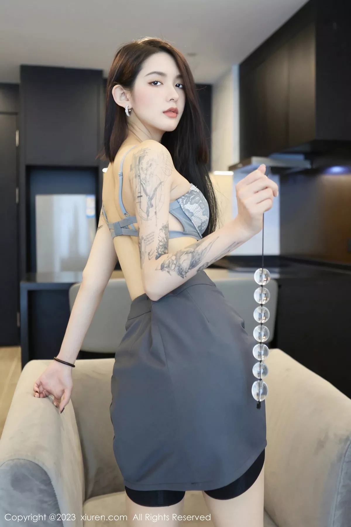 秀人集.com_[XiuRen秀人网]No.6538_模特乔一一性感淡蓝条纹上衣配灰短裙露蕾丝内衣迷人诱惑写真77P