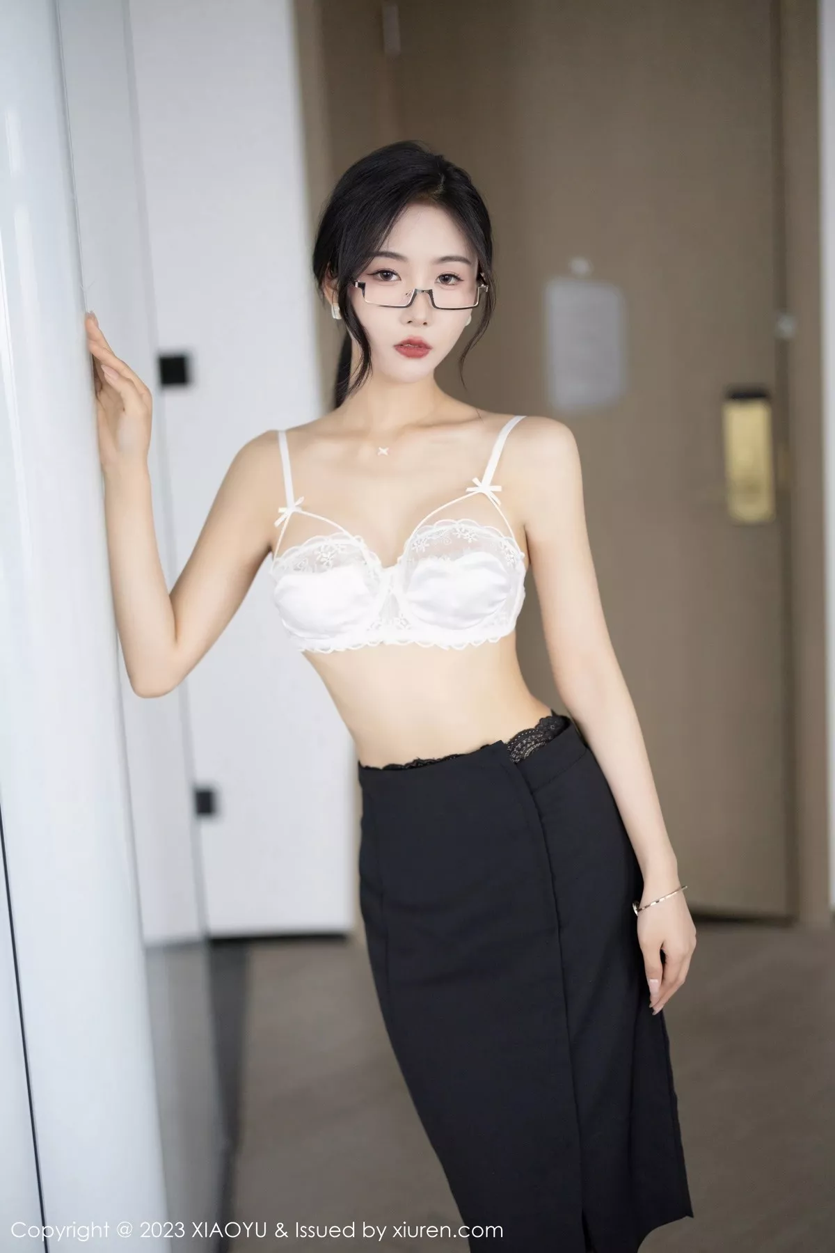 秀人集.com_[XiaoYu画语界]Vol.1005_模特苏苏阿OL职业装露白色蕾丝内衣秀曼妙身姿迷人诱惑写真87P