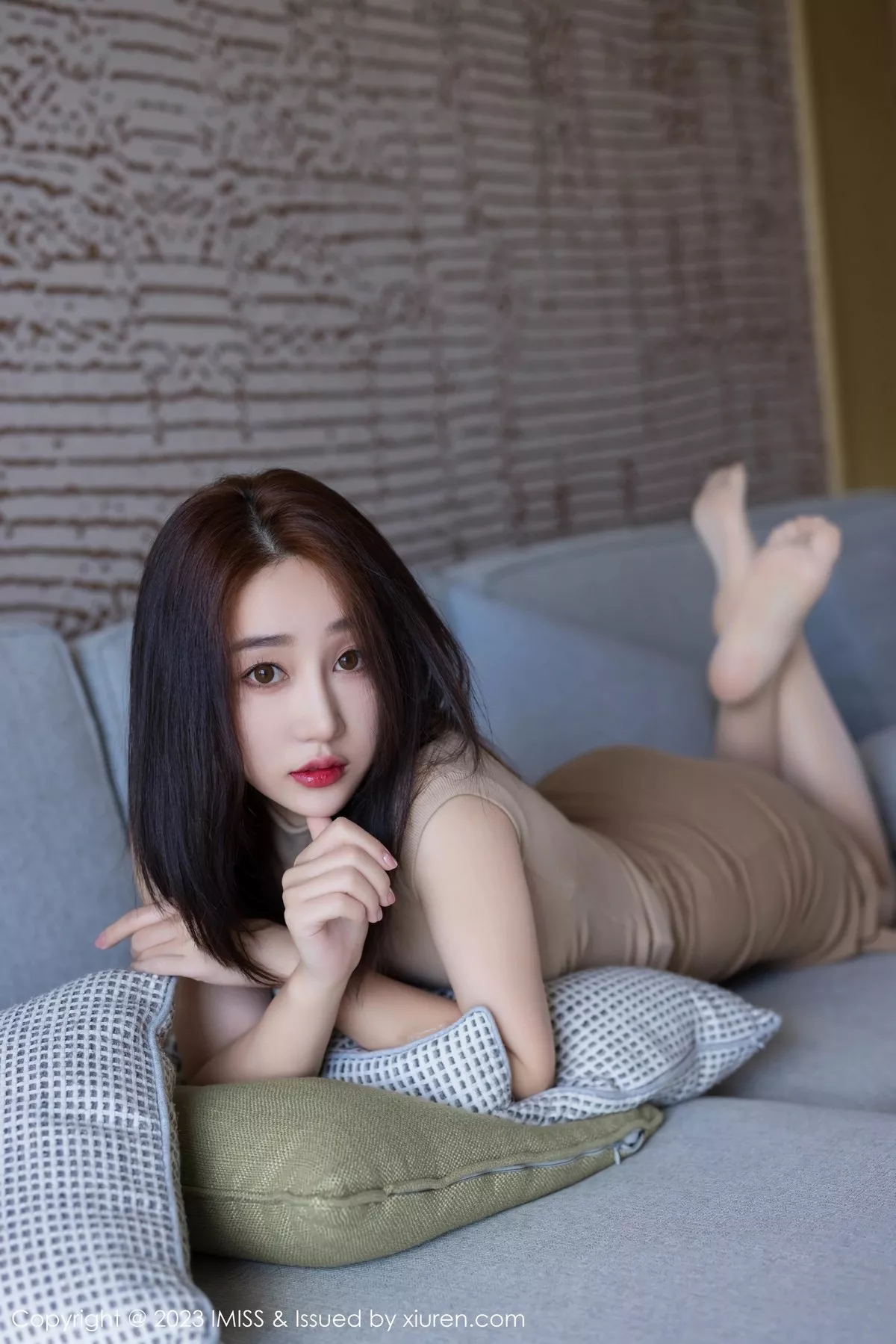 秀人集.com_[IMISS爱蜜社]Vol.728_模特九月生暖灰色上衣配杏色短裙露紫灰内衣秀完美身材诱惑写真54P