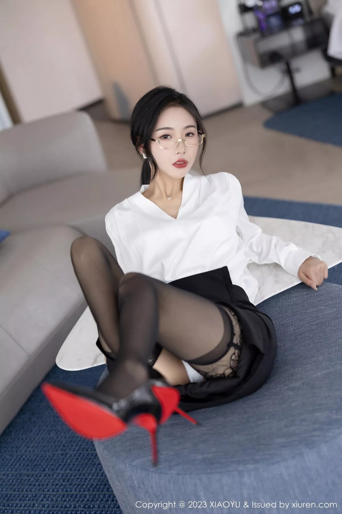 秀人集.com_[XiaoYu画语界]Vol.1005_模特苏苏阿OL职业装露白色蕾丝内衣秀曼妙身姿迷人诱惑写真87P