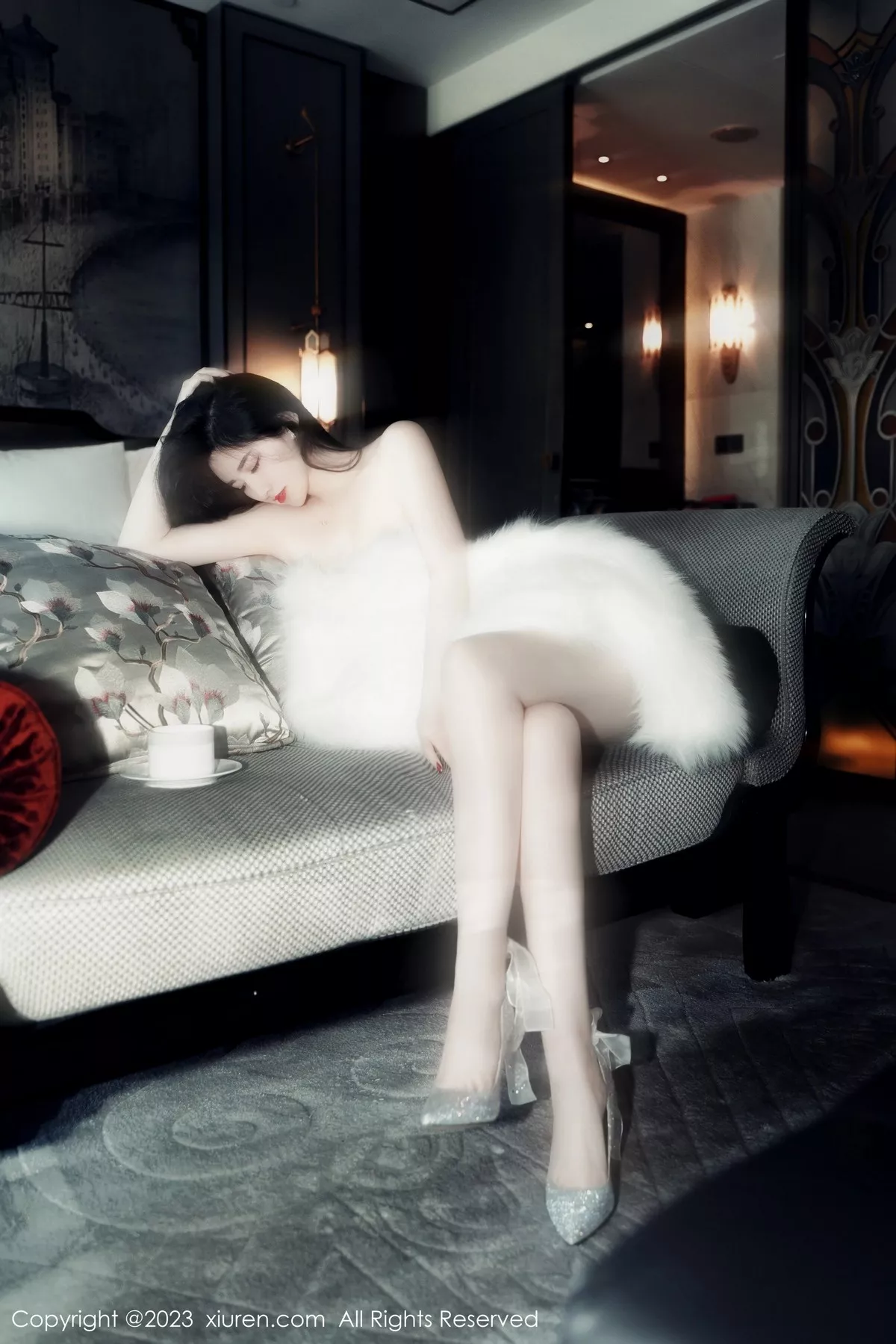 秀人集.com_[XiuRen秀人网]No.6568_模特诗诗kiki白色上衣配黑皮短裙露超薄肉丝秀惹火身材诱惑写真57P