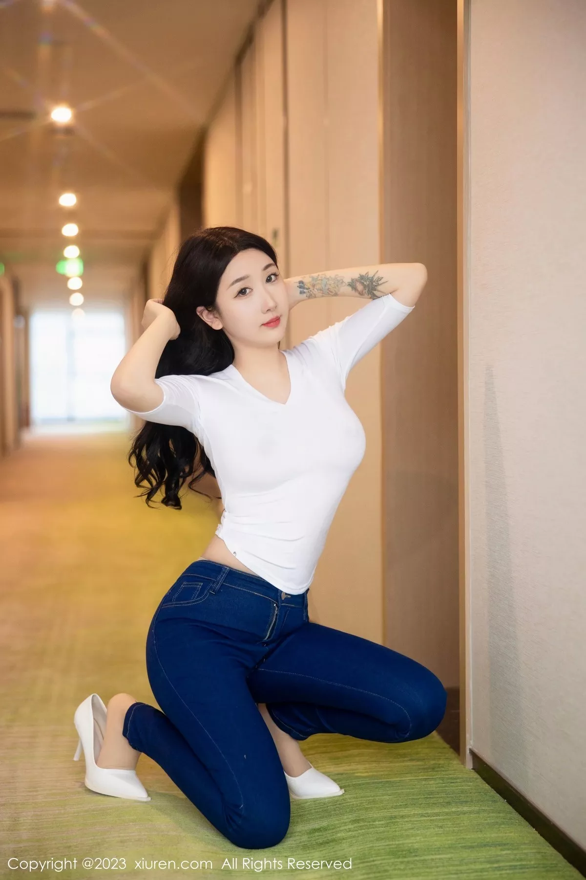 秀人集.com_[XiuRen秀人网]No.6570_模特江真真白色上衣配牛仔裤露超薄无内肉丝秀翘臀诱惑写真83P