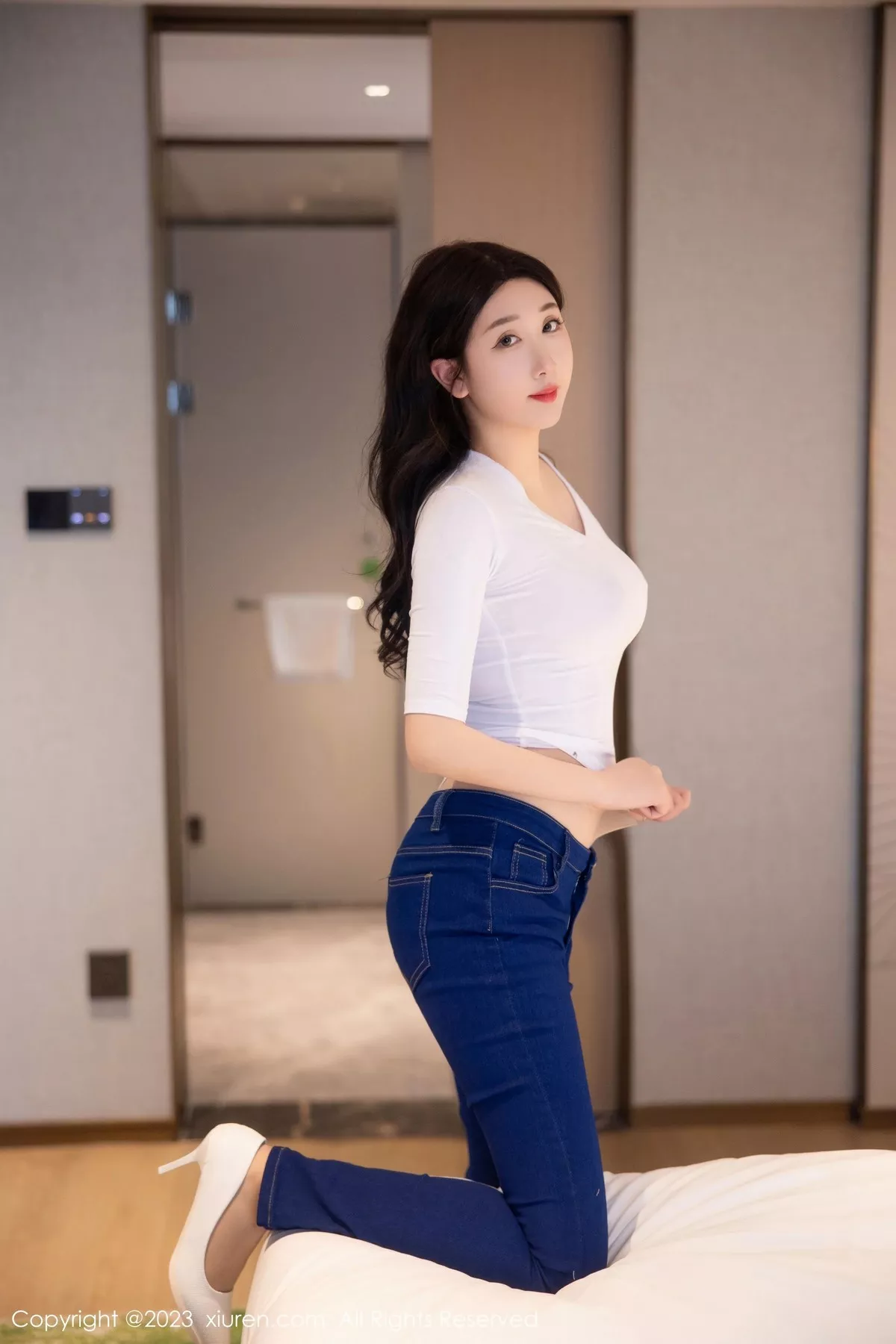 秀人集.com_[XiuRen秀人网]No.6570_模特江真真白色上衣配牛仔裤露超薄无内肉丝秀翘臀诱惑写真83P