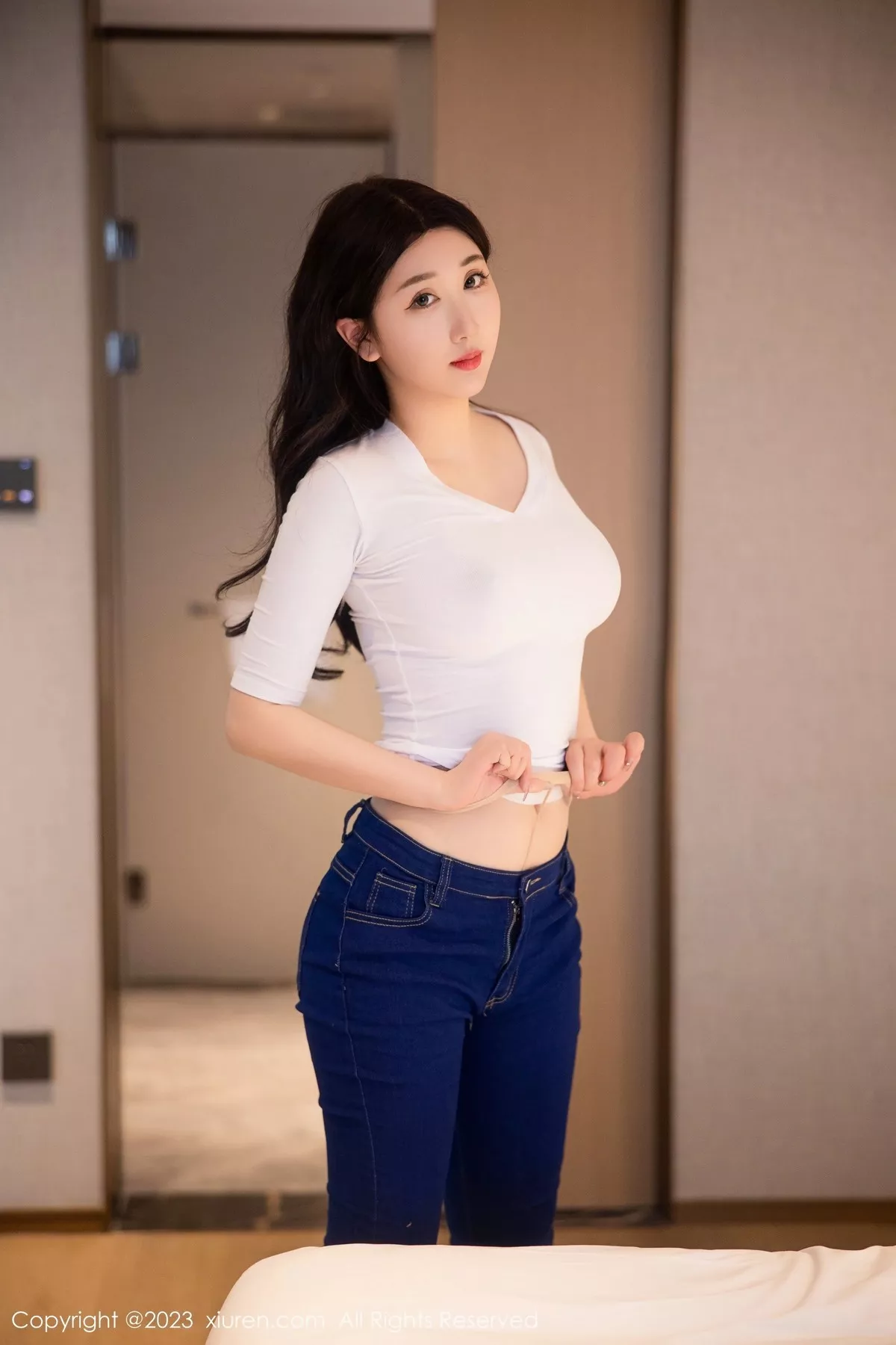 秀人集.com_[XiuRen秀人网]No.6570_模特江真真白色上衣配牛仔裤露超薄无内肉丝秀翘臀诱惑写真83P