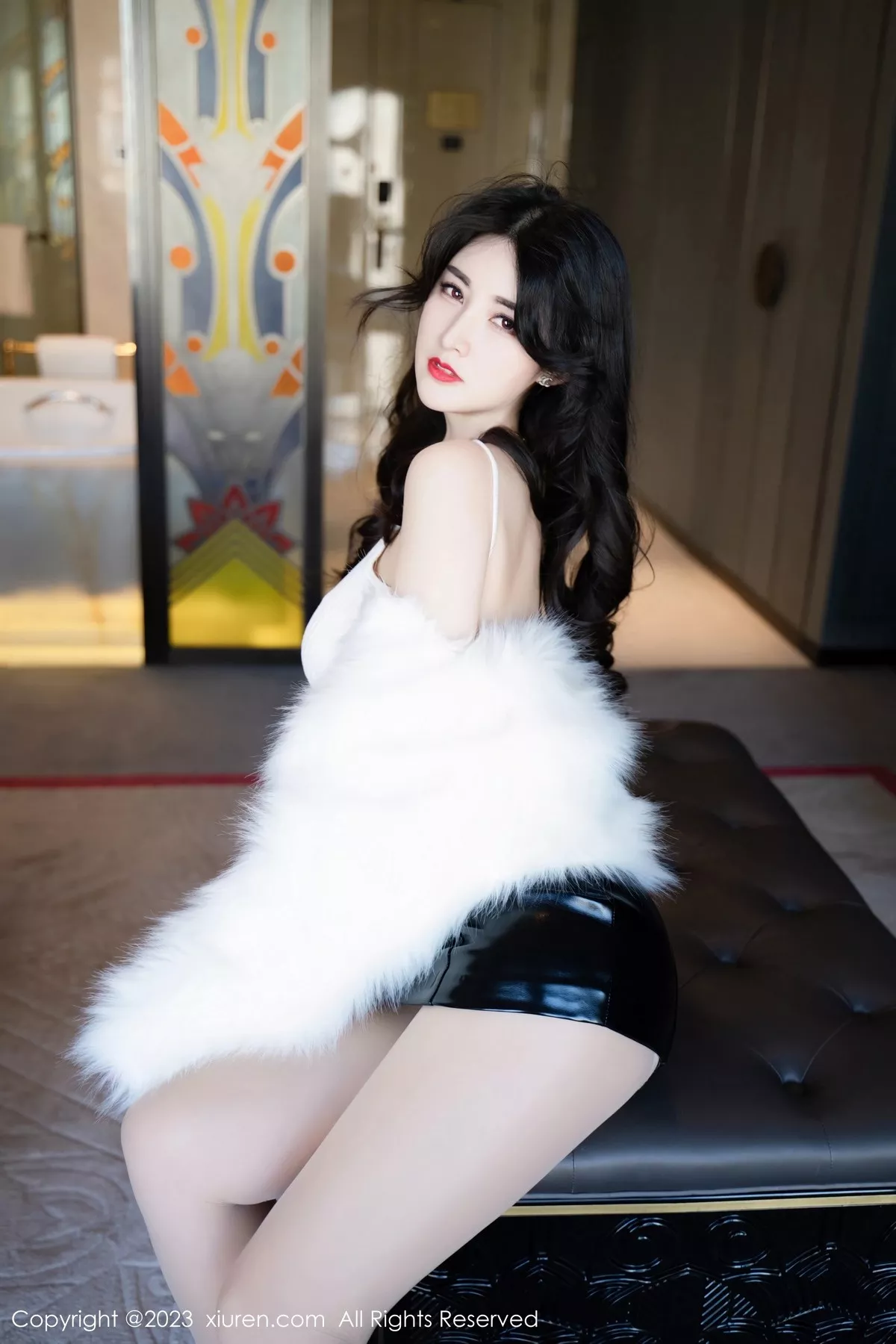 秀人集.com_[XiuRen秀人网]No.6568_模特诗诗kiki白色上衣配黑皮短裙露超薄肉丝秀惹火身材诱惑写真57P