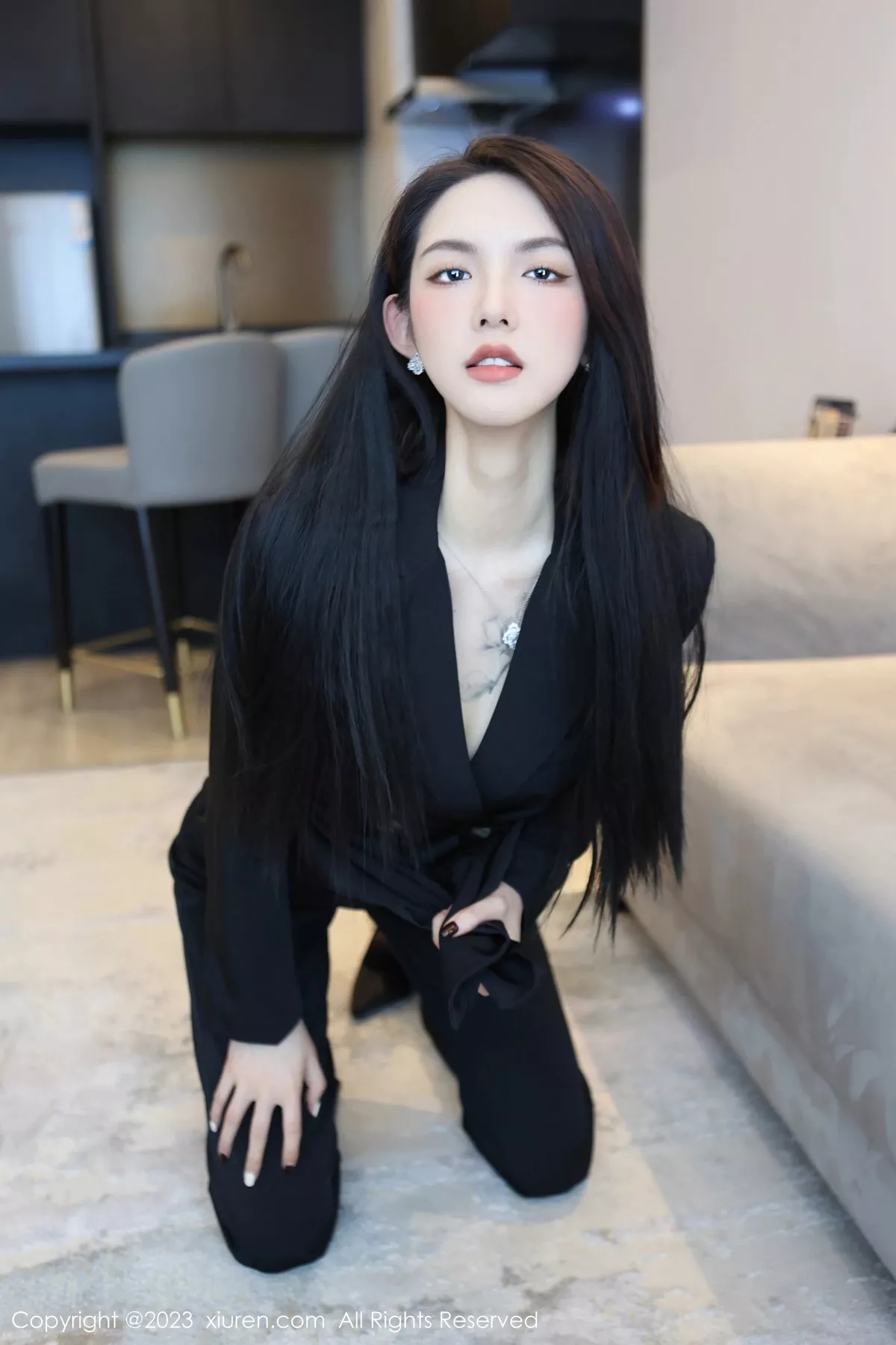 秀人集.com_[XiuRen秀人网]No.6576_模特乔一一脱深色服饰露性感灰色蕾丝内衣配超薄黑丝诱惑写真83P